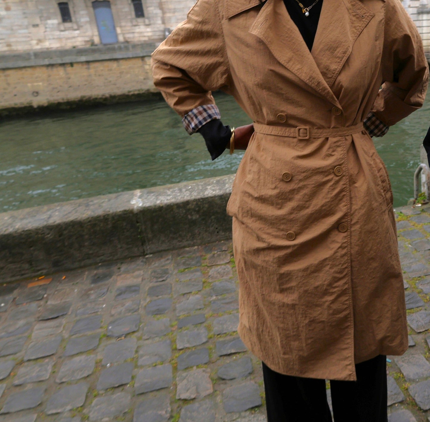 TRENCH LONG À CEINTURE ET DOUBLURE CARREAUX