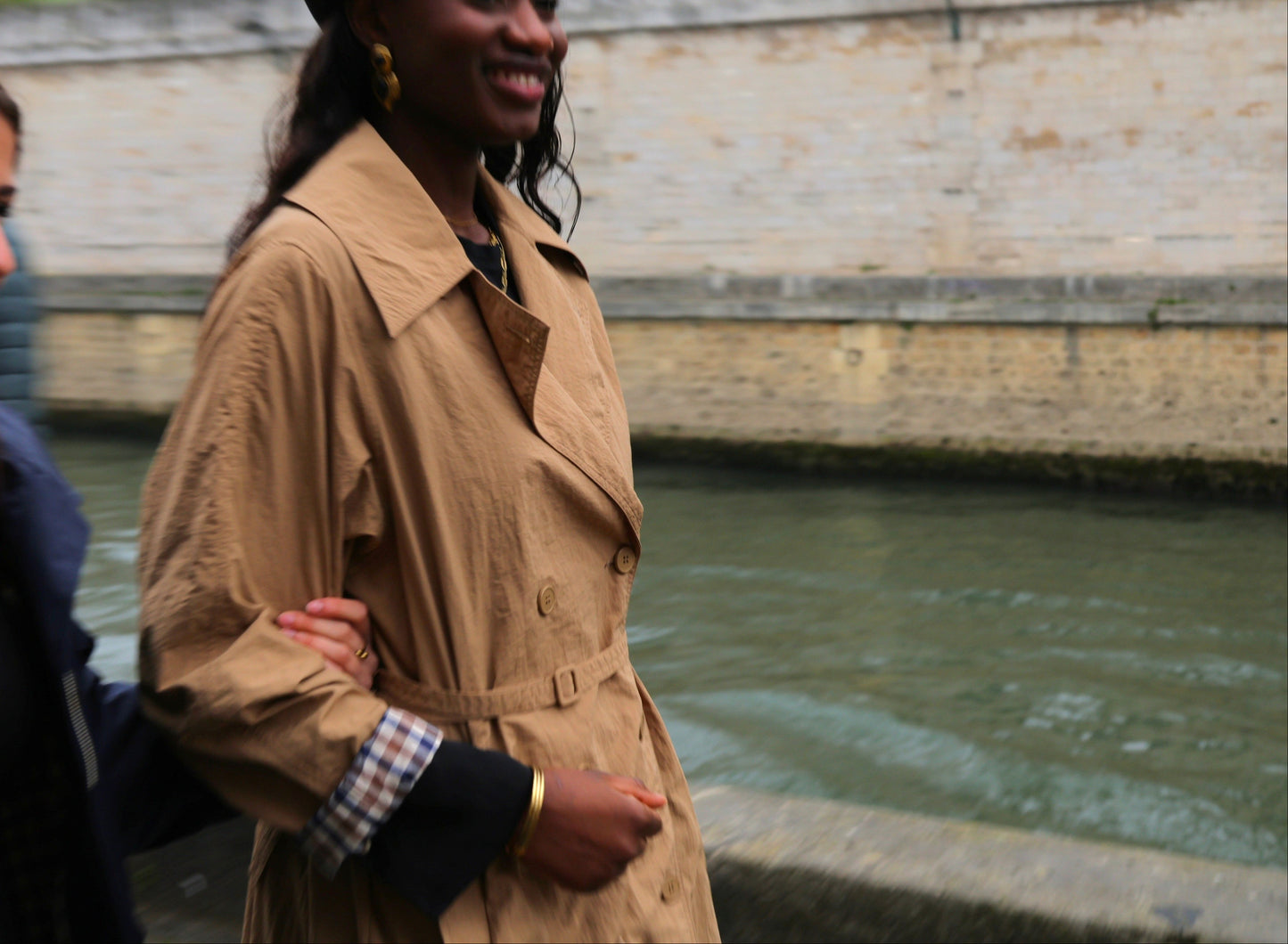 TRENCH LONG À CEINTURE ET DOUBLURE CARREAUX