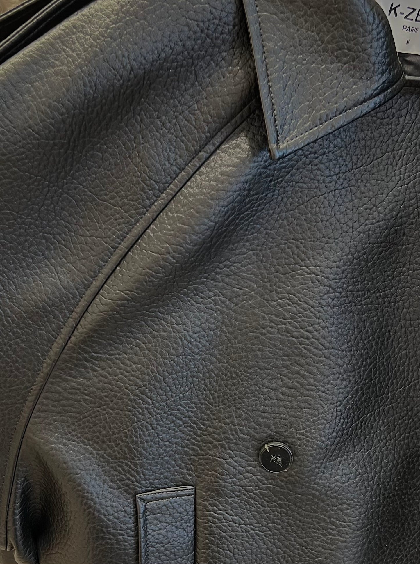 VESTE EN SIMILICUIR À CEINTURE