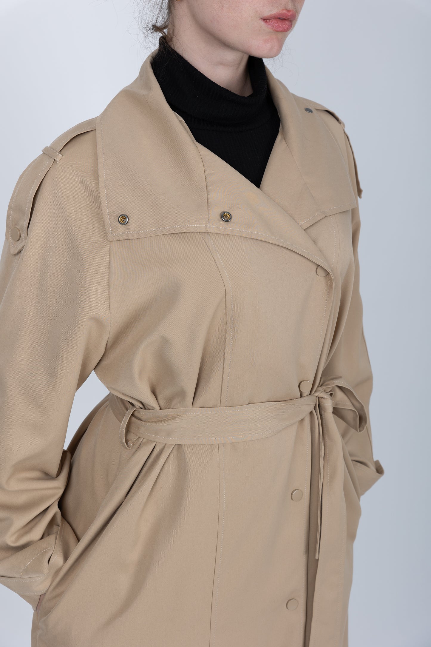 TRENCH LONG Á CEINTURE ET BOUTONS PRESSION