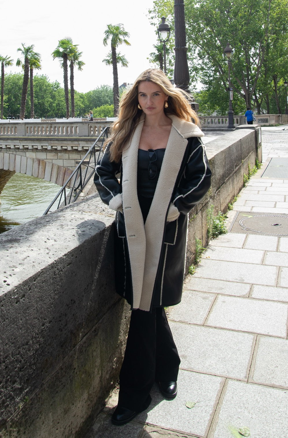 MANTEAU MI-LONG EN SIMILICUIR ET INTÉRIEUR FAUSSE FOURRURE