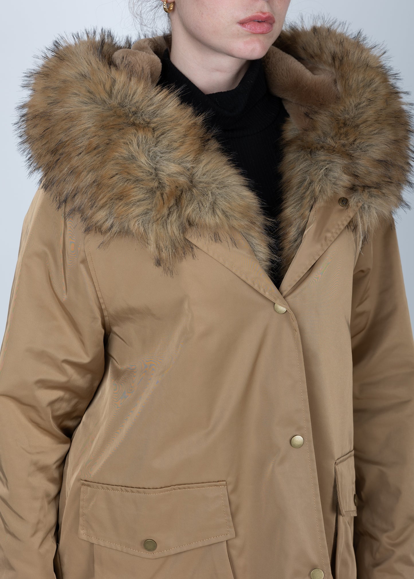 MANTEAU AVEC INTÉRIEUR ET COL EN FAUSSE FOURRURE