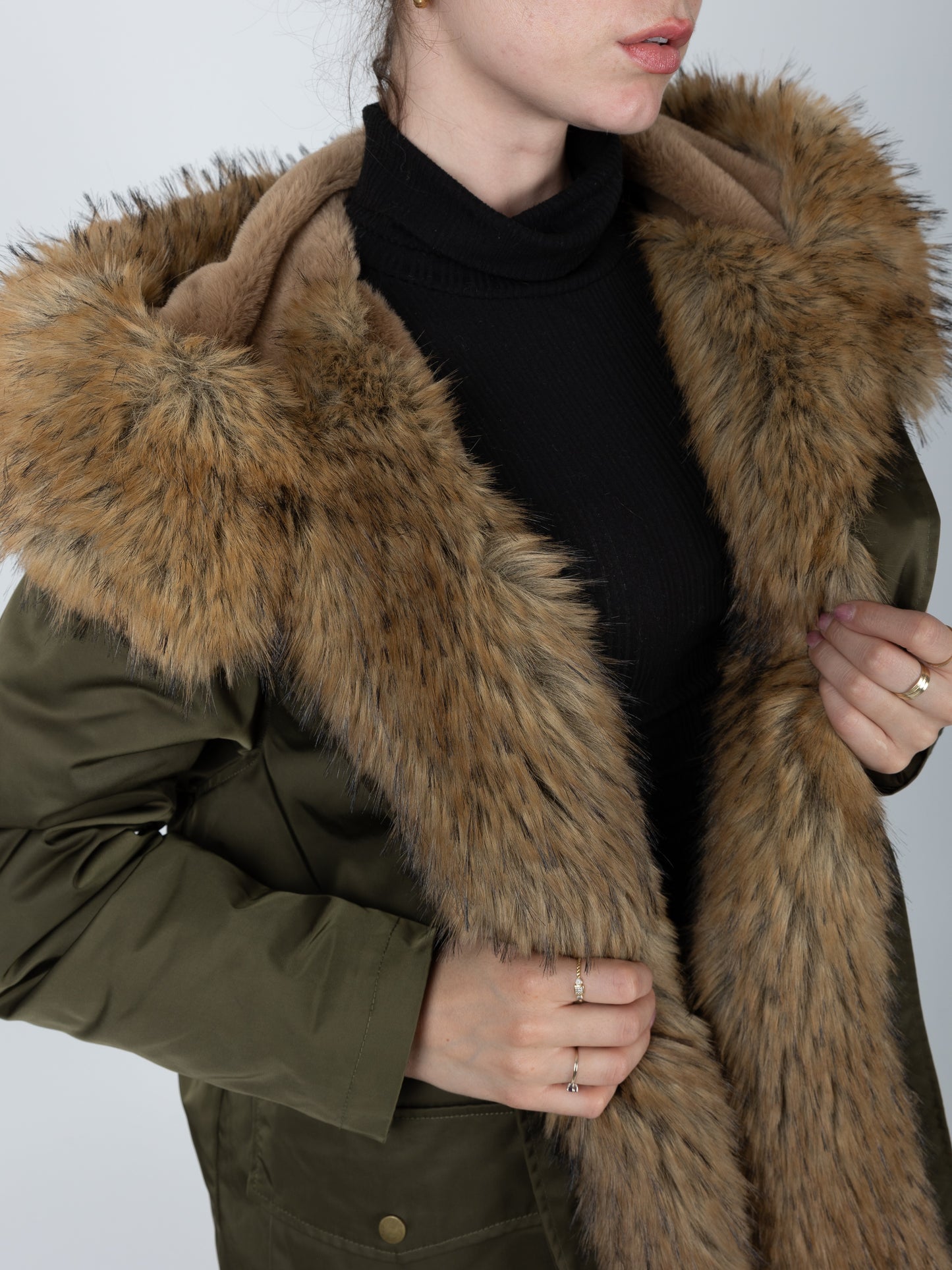 MANTEAU AVEC INTÉRIEUR ET COL EN FAUSSE FOURRURE