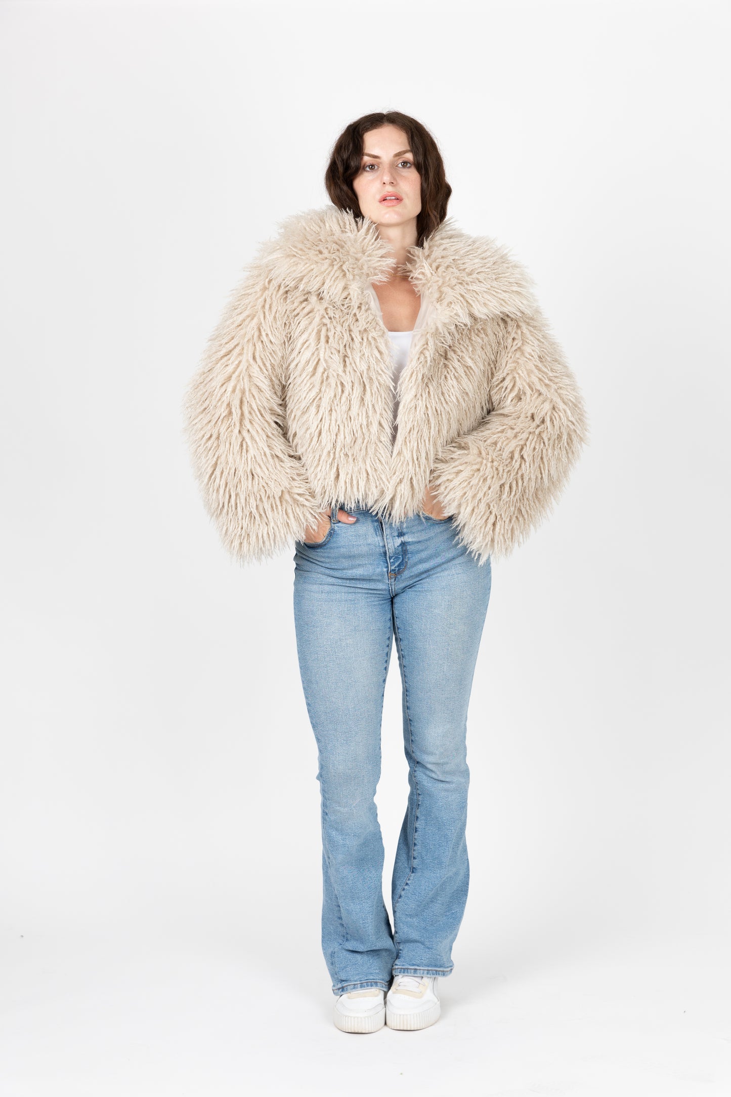 MANTEAU COURT EN FAUSSE FOURRURE MOUTON