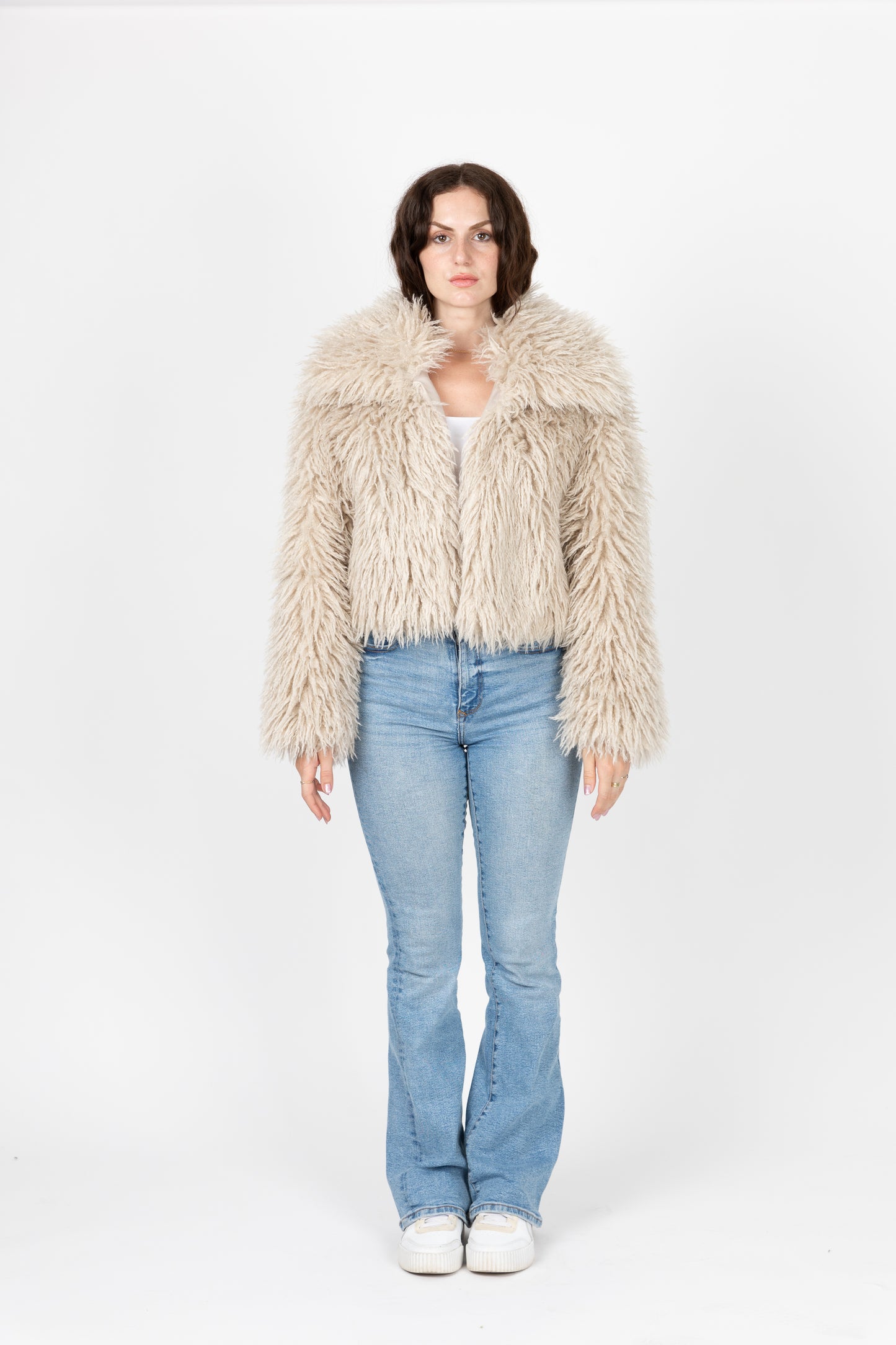MANTEAU COURT EN FAUSSE FOURRURE MOUTON
