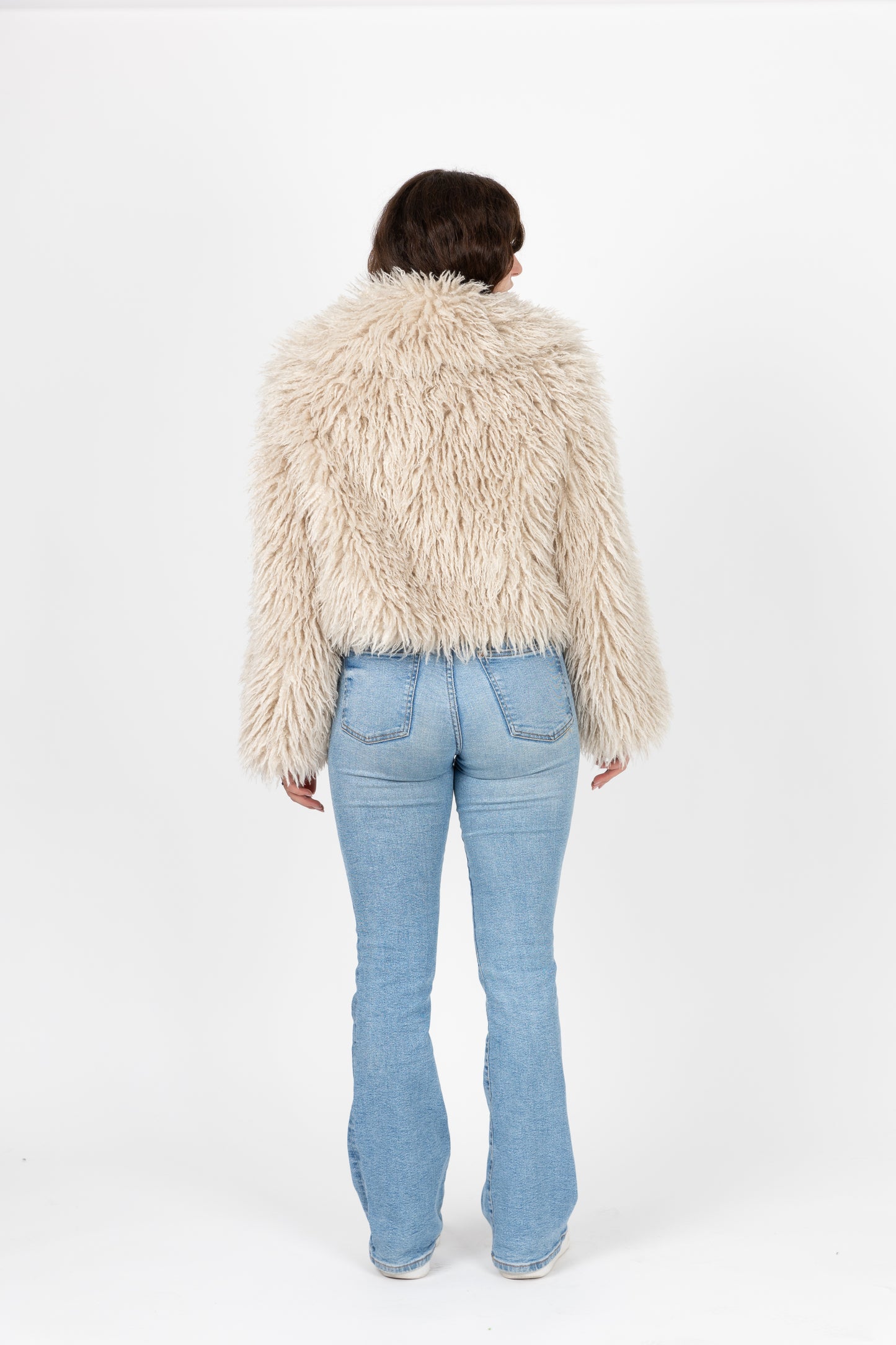 MANTEAU COURT EN FAUSSE FOURRURE MOUTON