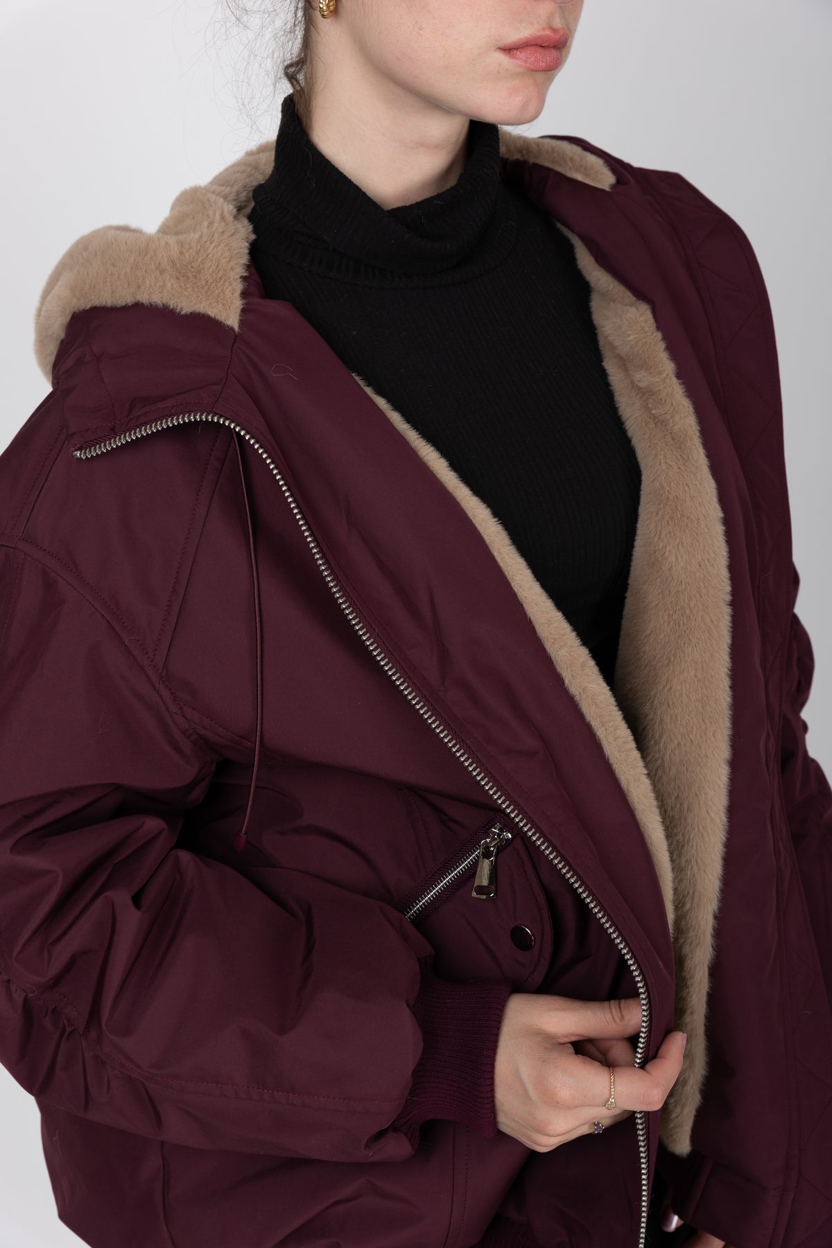 BLOUSON À CAPUCHE AVEC FAUSSE FOURRURE - K-ZELL PARIS