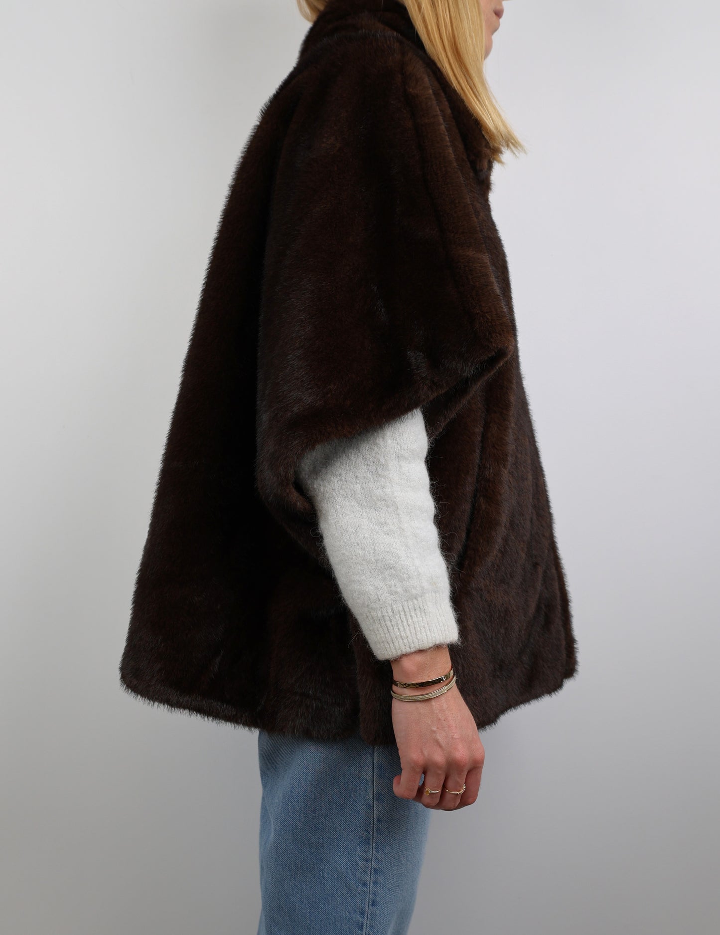CAPE EN FAUSSE FOURRURE