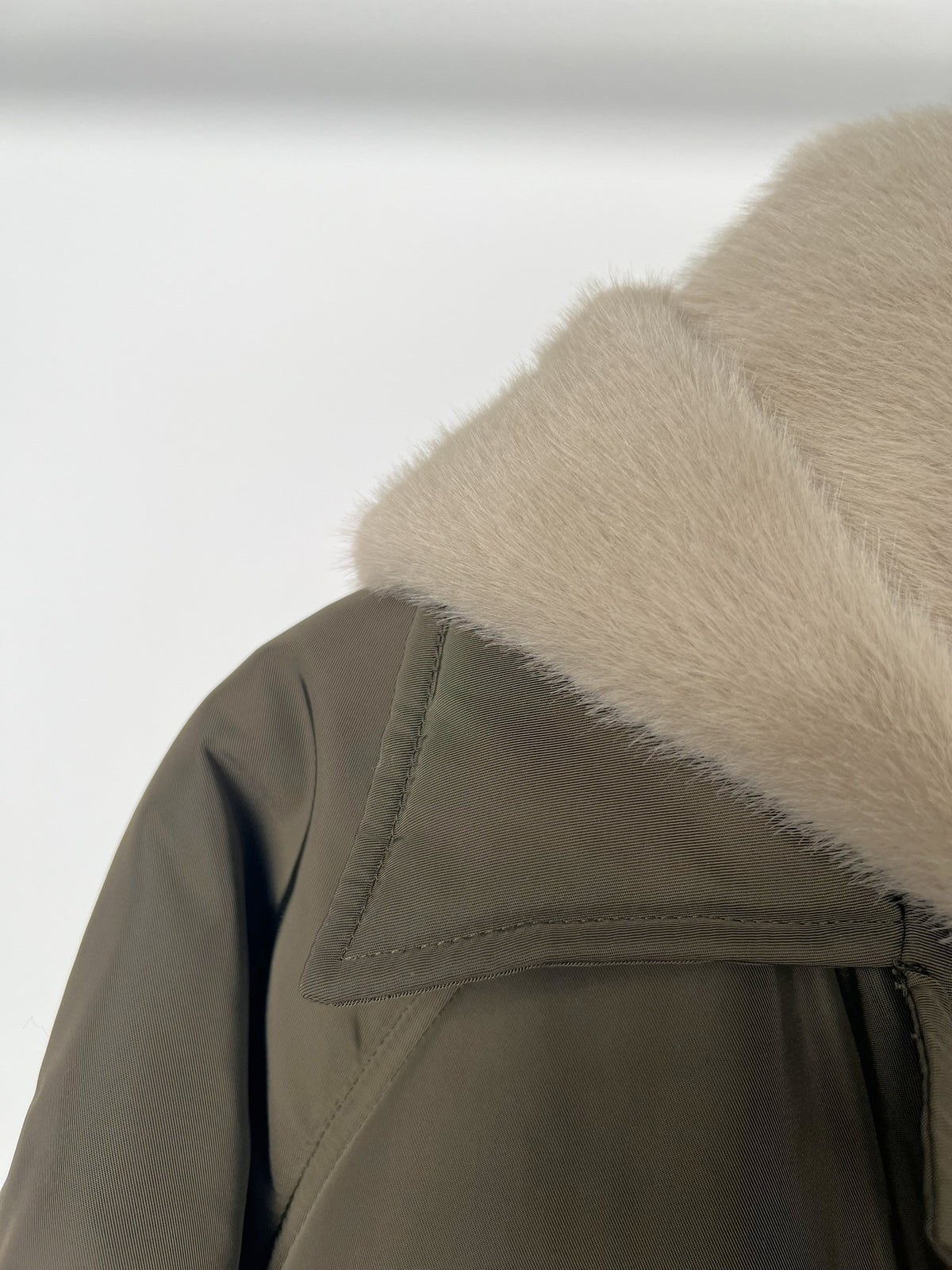 PARKA IMPERMÉABLE AVEC CAPUCHE AMOVIBLE EN FAUSSE FOURRURE