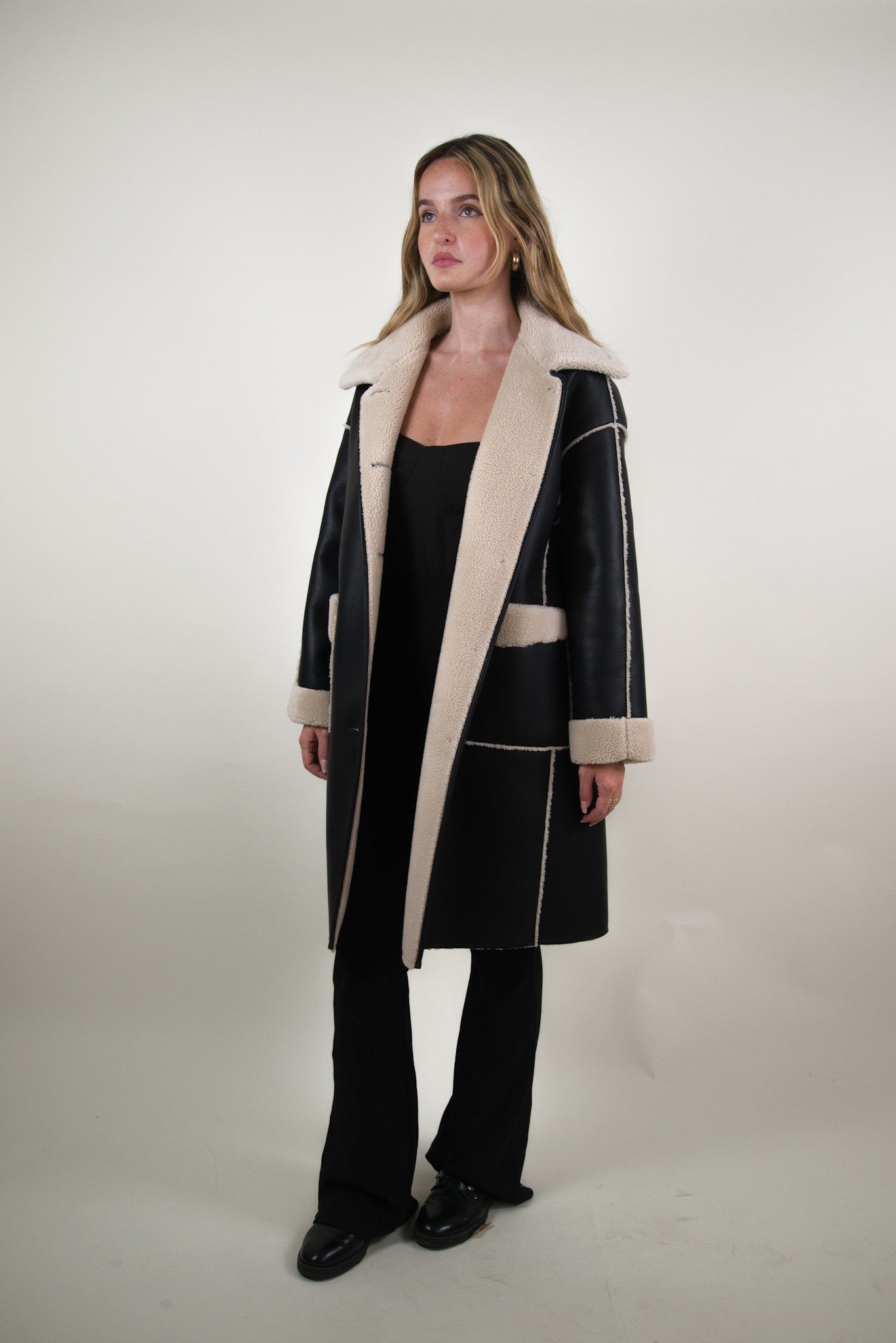MANTEAU MI-LONG EN SIMILICUIR ET INTÉRIEUR FAUSSE FOURRURE