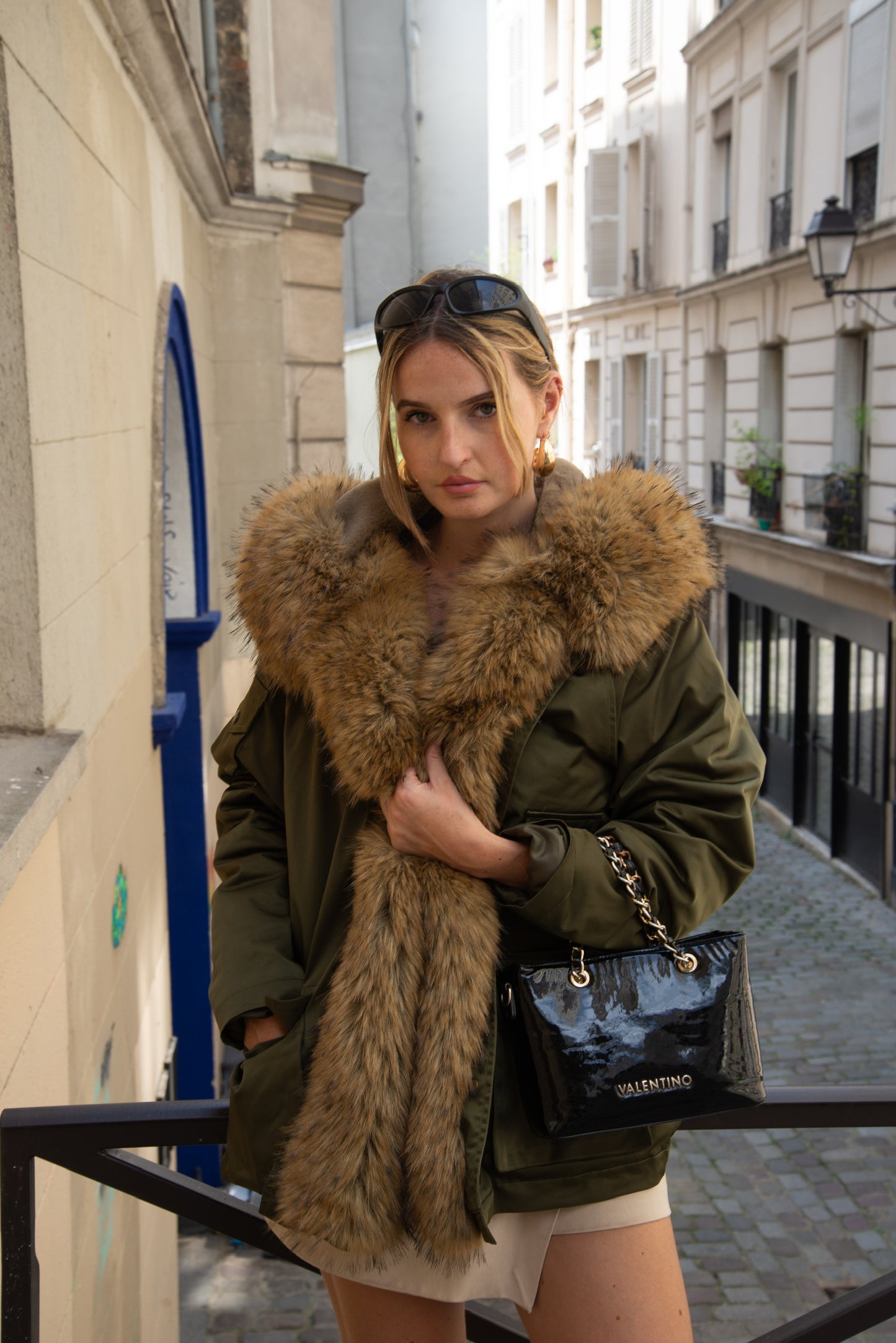 MANTEAU AVEC INTÉRIEUR ET COL EN FAUSSE FOURRURE