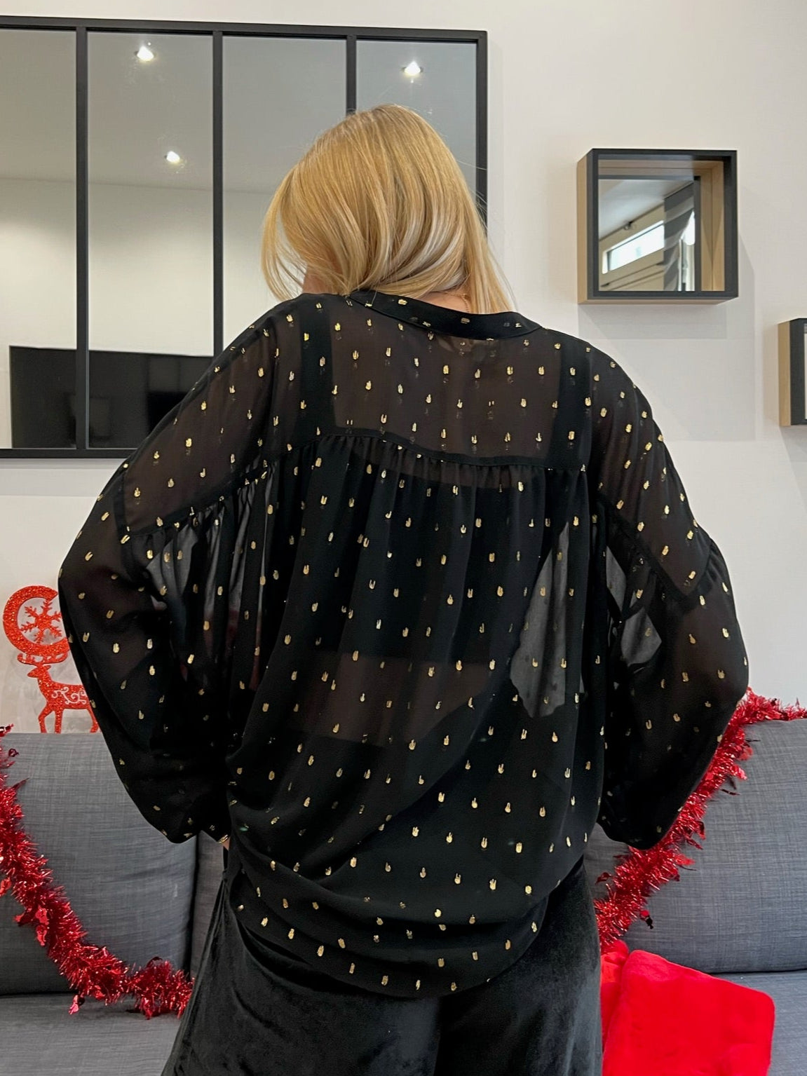 CHEMISIER NOIR À DÉTAILS DORÉS