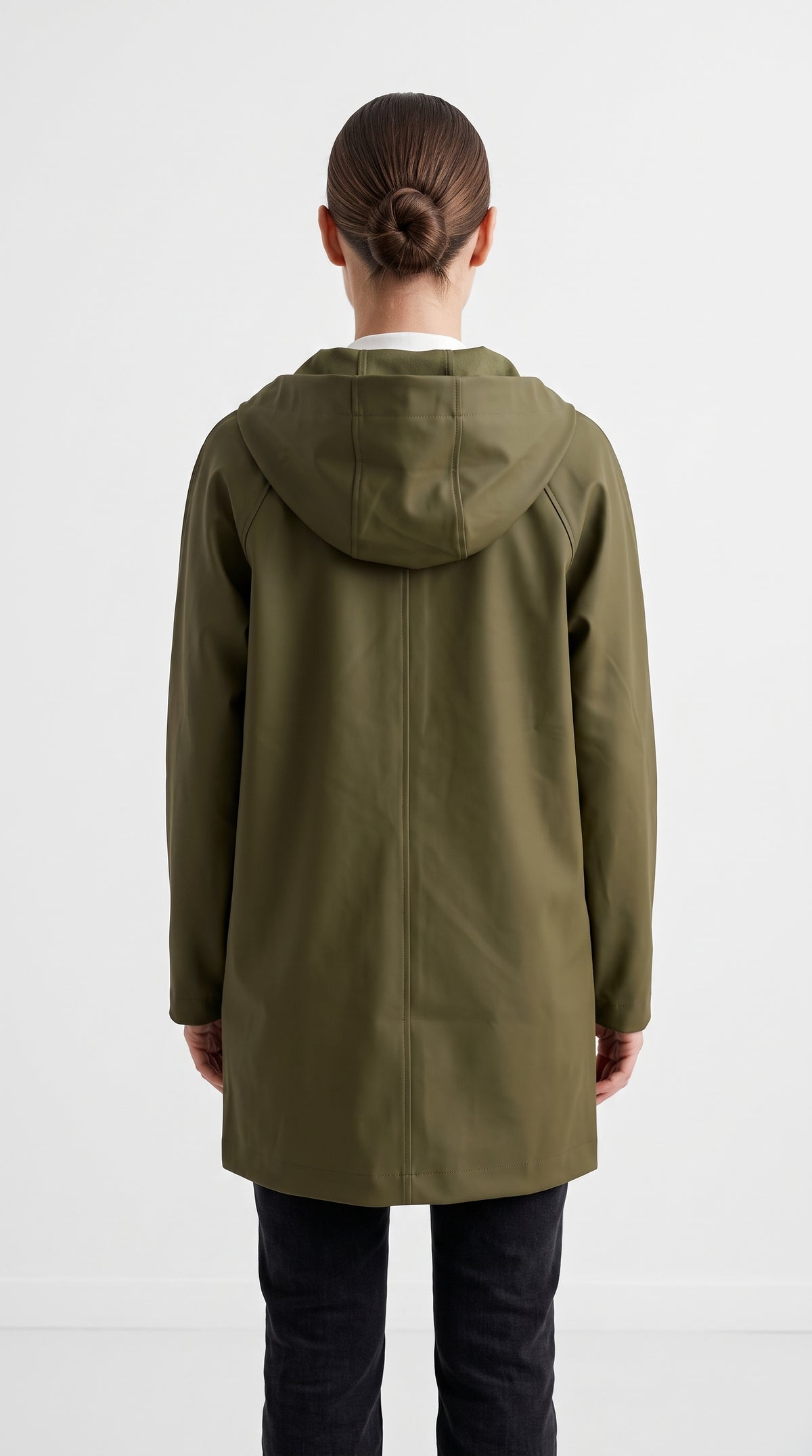 PARKA IMPERMEABLE DE LARGO MEDIO CON CAPUCHA