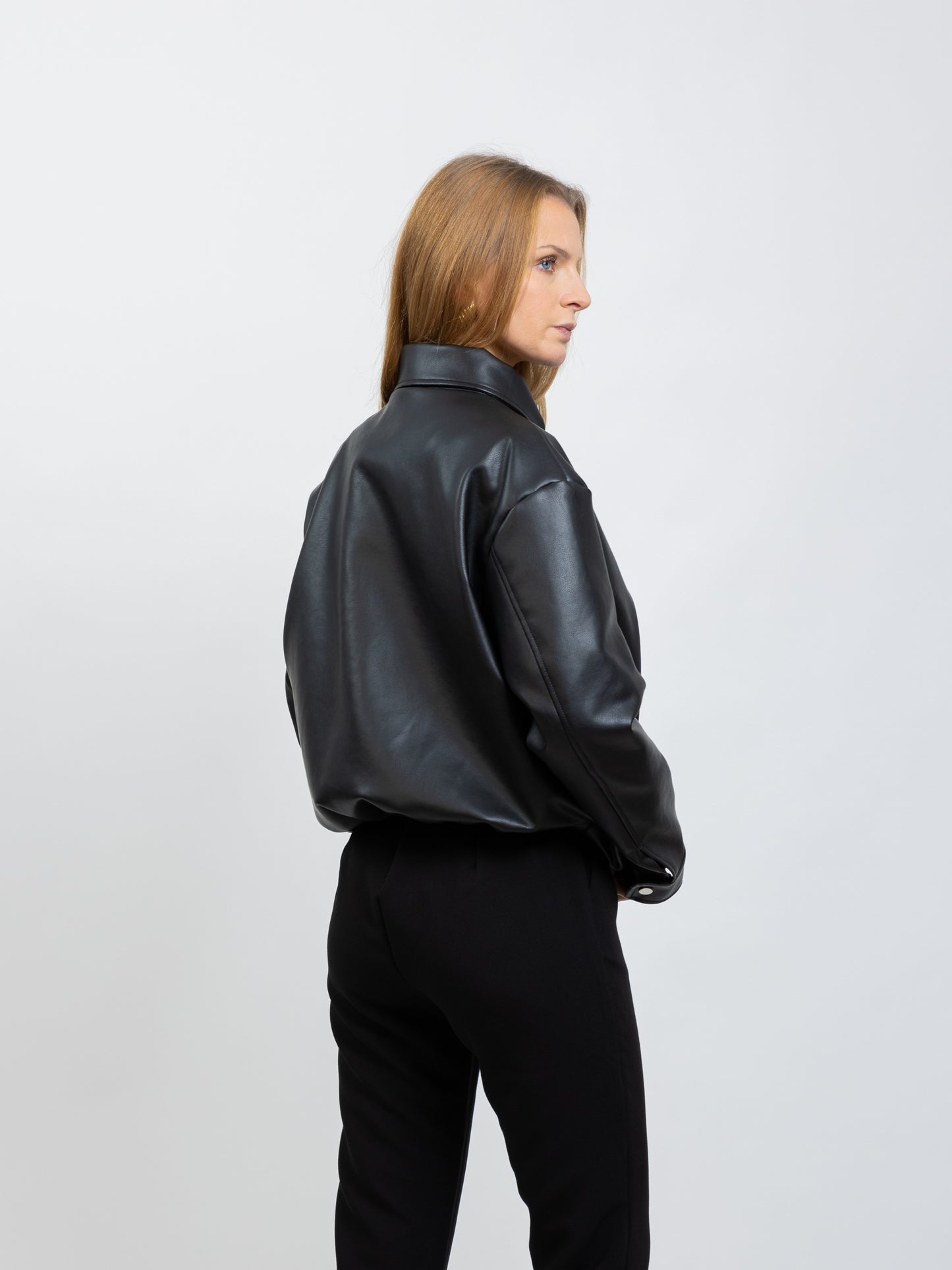 BLOUSON EN SIMILICUIR AVEC CEINTURE