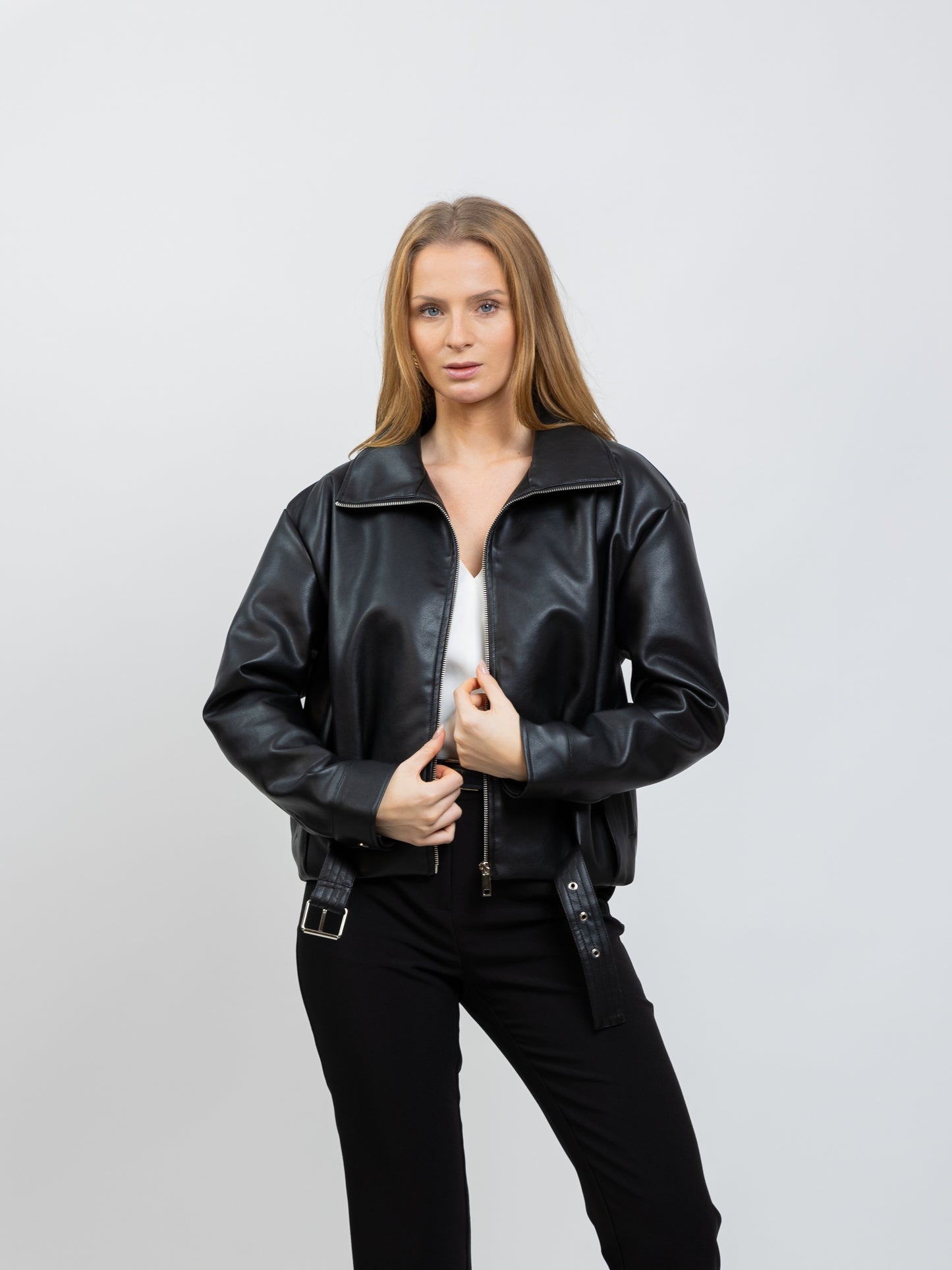 BLOUSON EN SIMILICUIR AVEC CEINTURE
