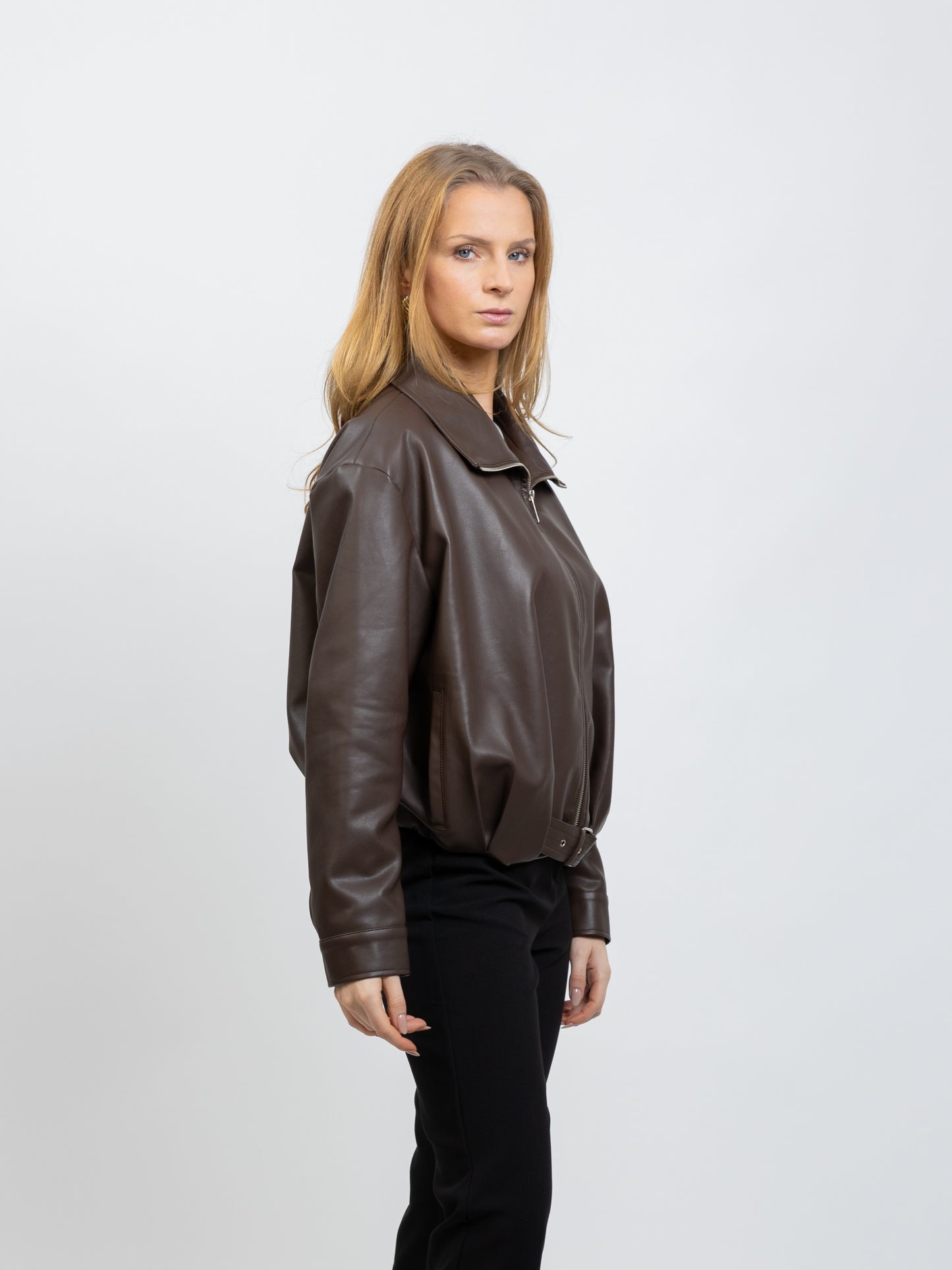 BLOUSON EN SIMILICUIR AVEC CEINTURE
