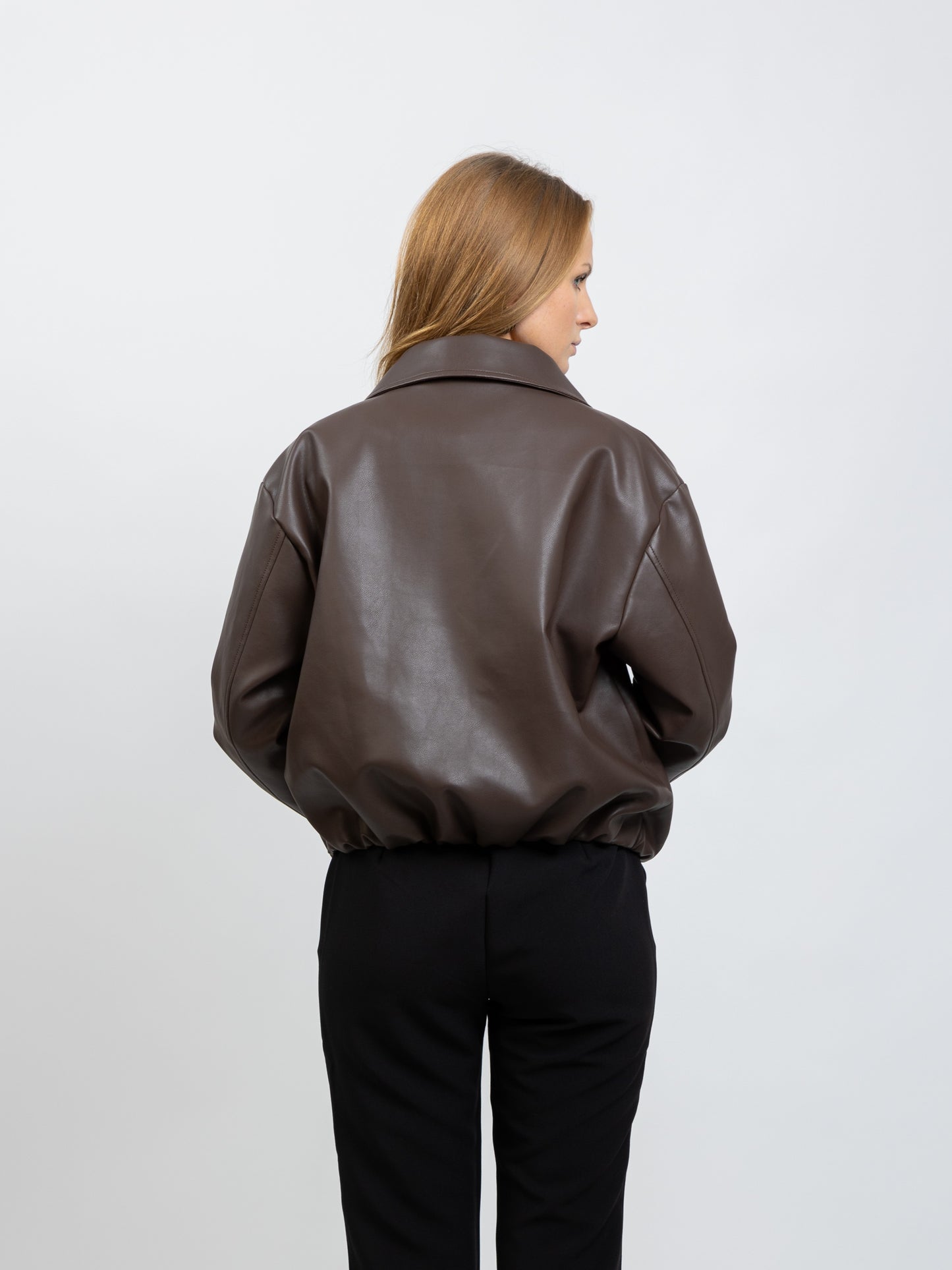 BLOUSON EN SIMILICUIR AVEC CEINTURE