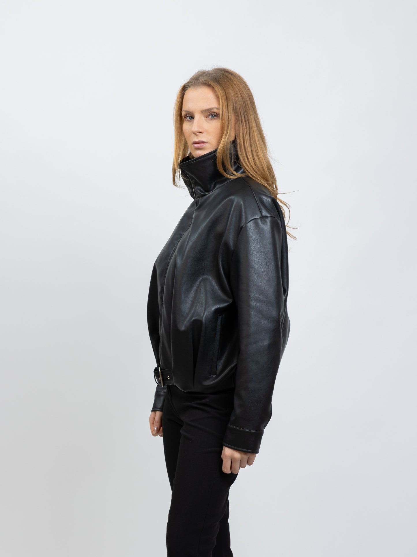 BLOUSON EN SIMILICUIR AVEC CEINTURE