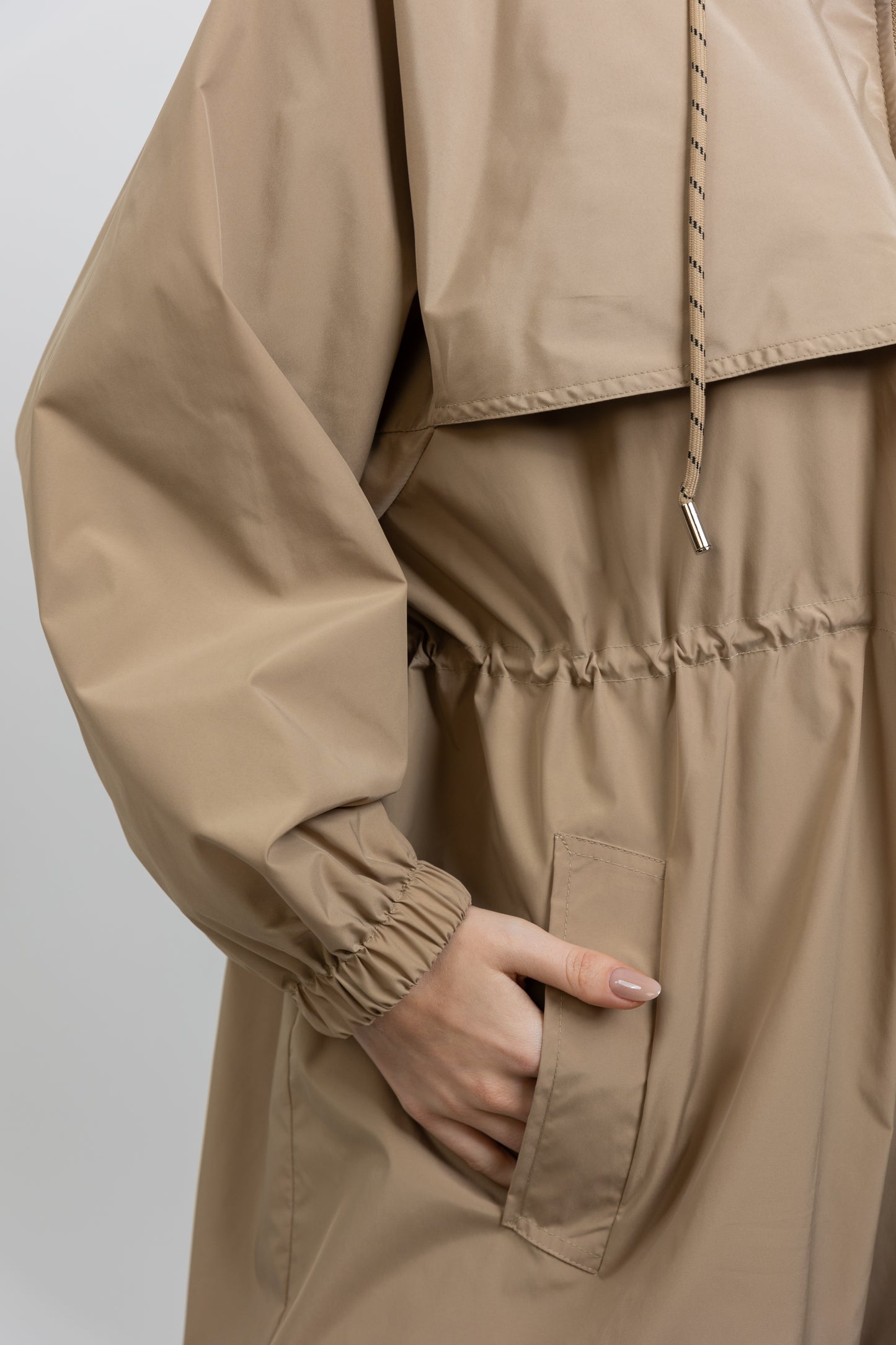LIGHTWEIGHT PARKA WITH HOOD