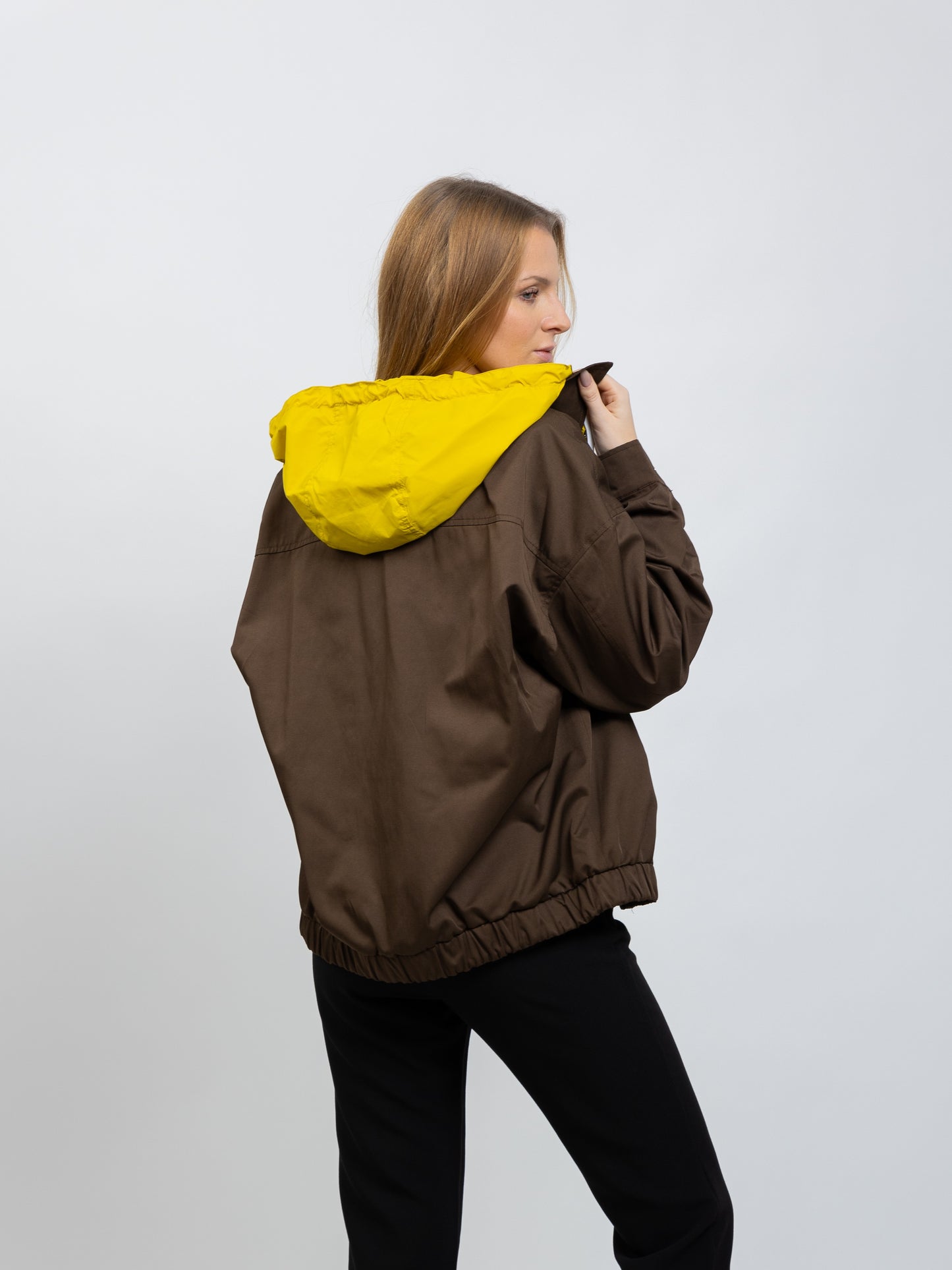 BLOUSON À CAPUCHE AMOVIBLE CONTRASTÉE