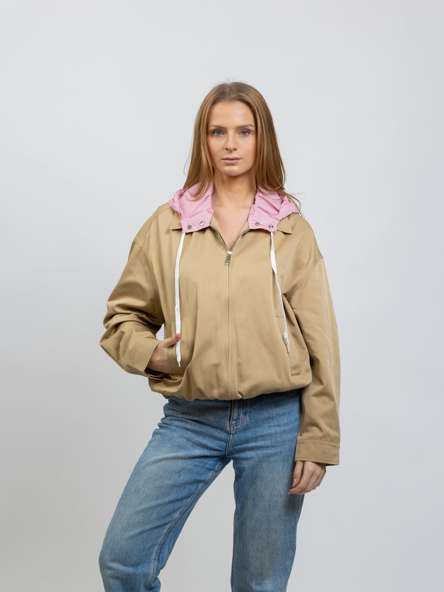 BLOUSON À CAPUCHE AMOVIBLE CONTRASTÉE