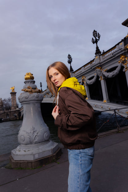 BLOUSON À CAPUCHE AMOVIBLE CONTRASTÉE