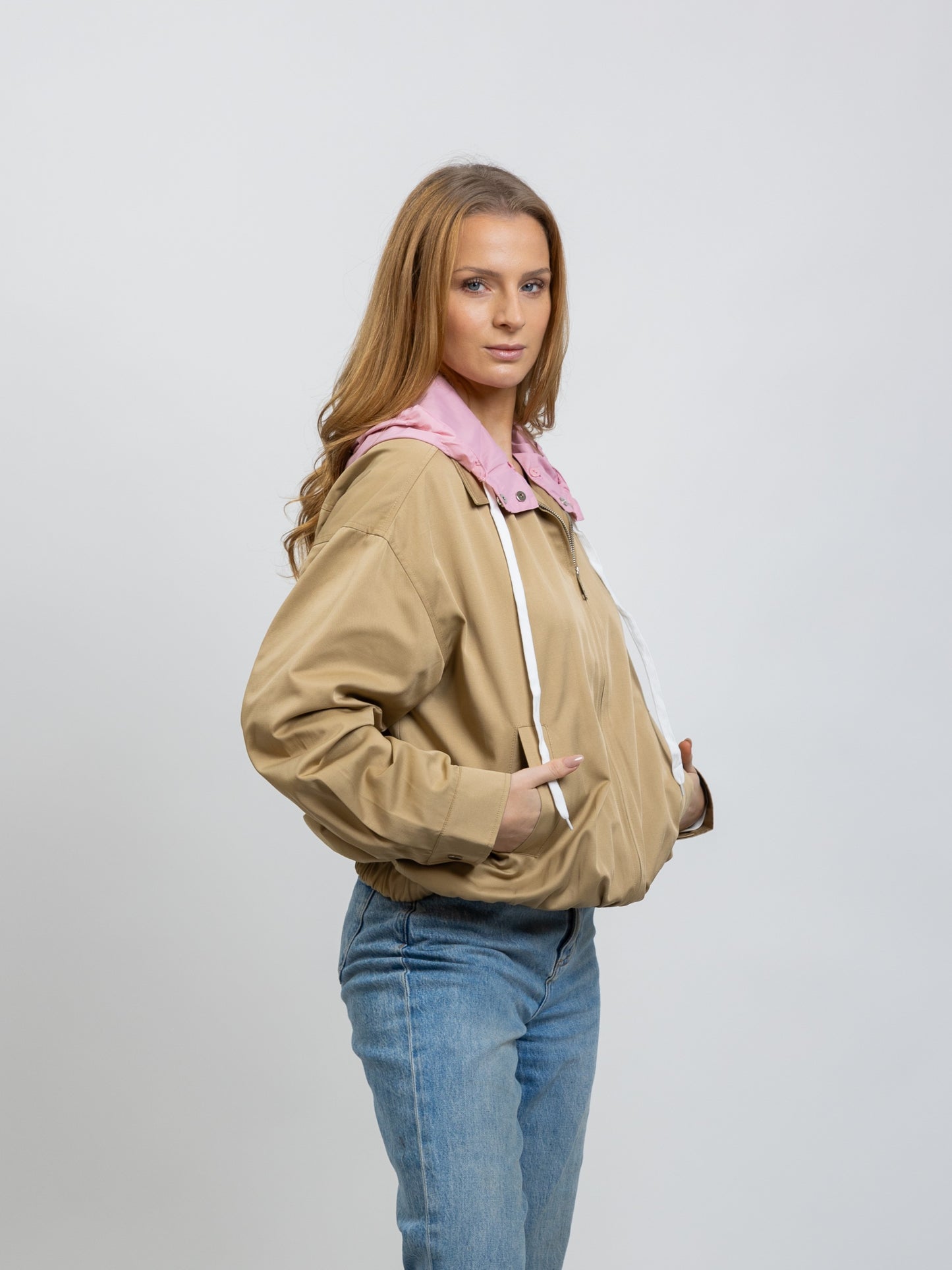 BLOUSON À CAPUCHE AMOVIBLE CONTRASTÉE