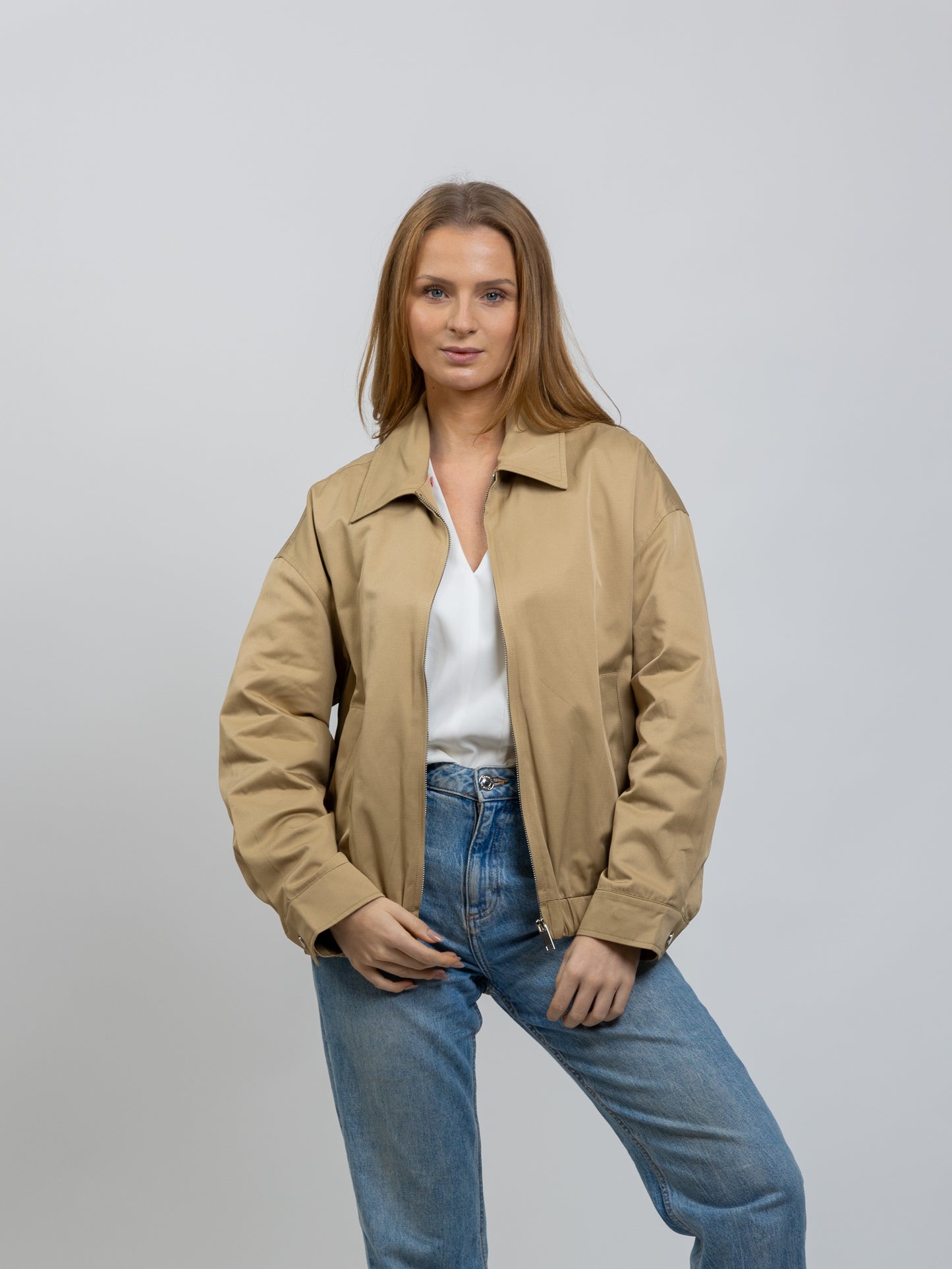 BLOUSON À CAPUCHE AMOVIBLE CONTRASTÉE