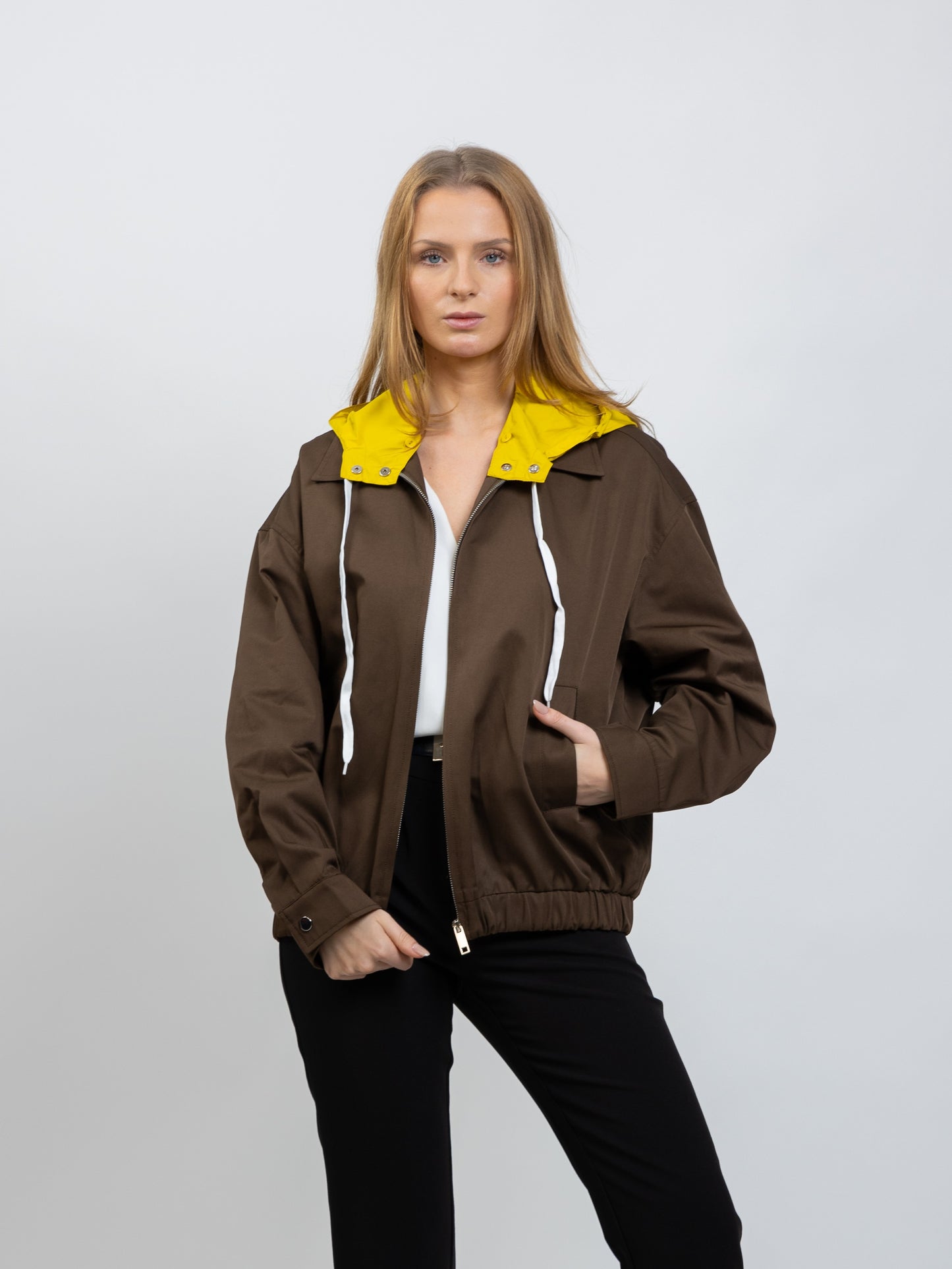 BLOUSON À CAPUCHE AMOVIBLE CONTRASTÉE