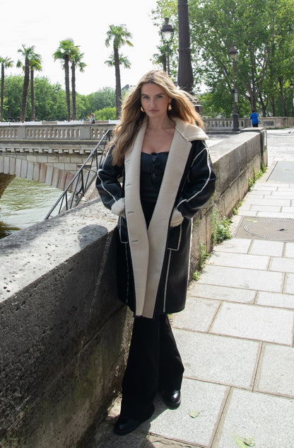 MANTEAU MI-LONG EN SIMILICUIR ET INTÉRIEUR FAUSSE FOURRURE
