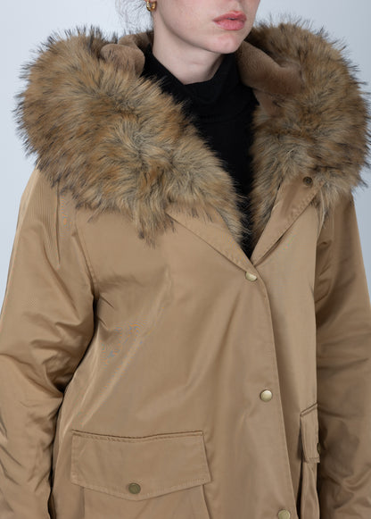 MANTEAU AVEC INTÉRIEUR ET COL EN FAUSSE FOURRURE
