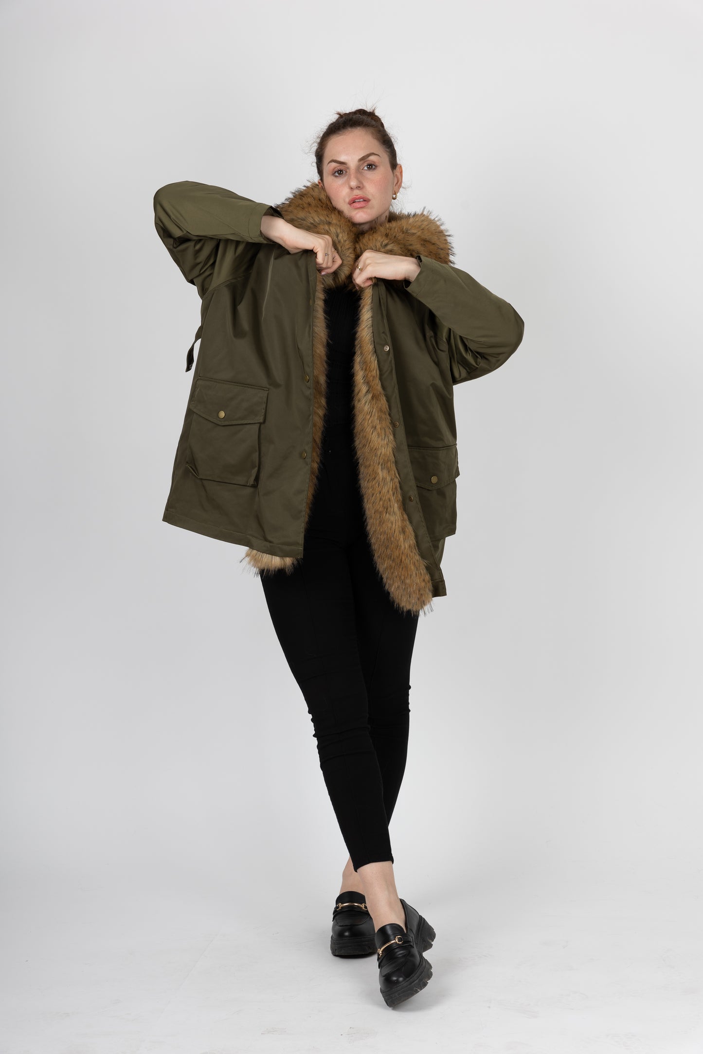 MANTEAU AVEC INTÉRIEUR ET COL EN FAUSSE FOURRURE