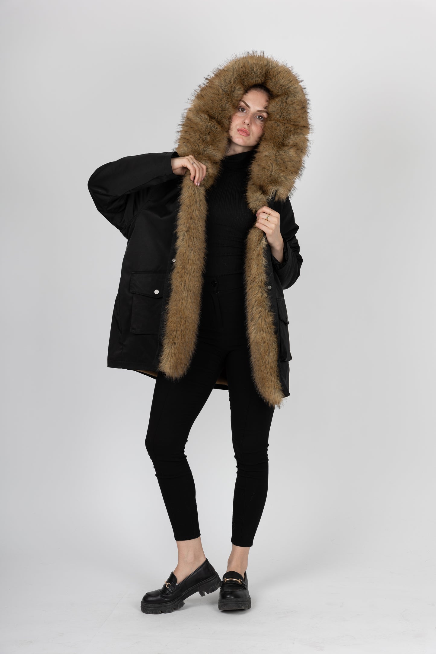 MANTEAU AVEC INTÉRIEUR ET COL EN FAUSSE FOURRURE