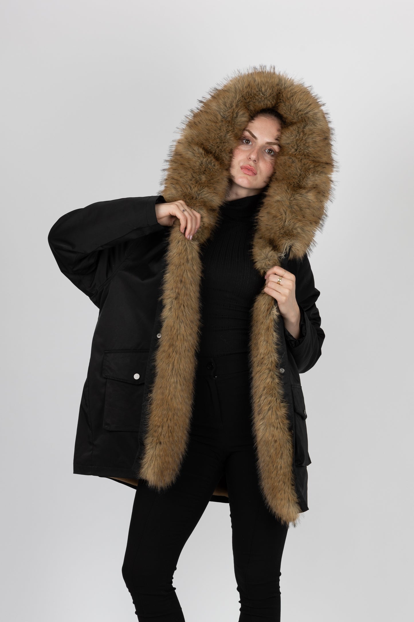 MANTEAU AVEC INTÉRIEUR ET COL EN FAUSSE FOURRURE