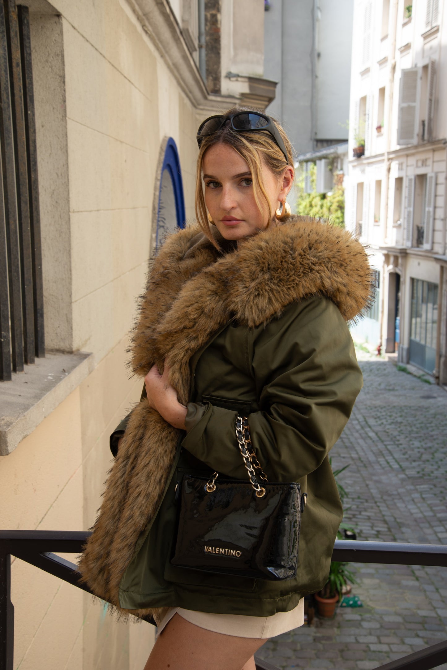 MANTEAU AVEC INTÉRIEUR ET COL EN FAUSSE FOURRURE