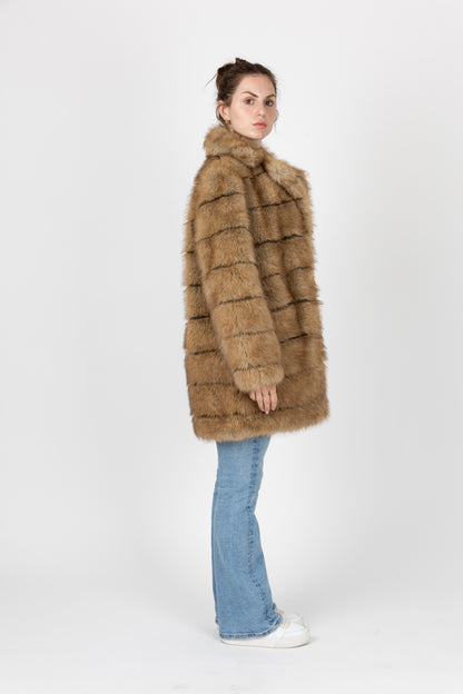 MANTEAU EN FAUSSE FOURRURE À RAYURES