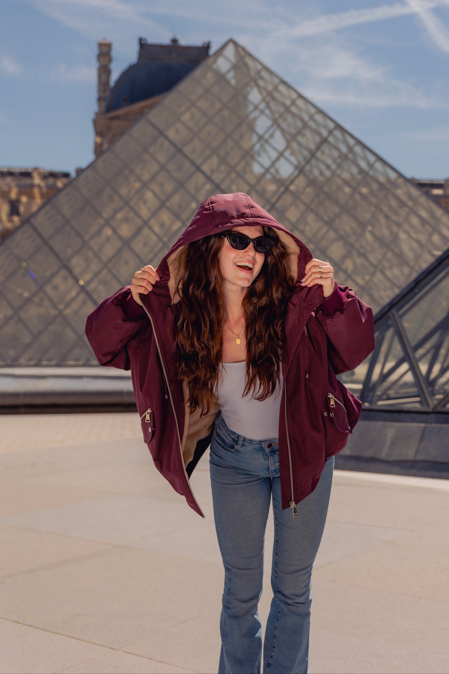 BLOUSON À CAPUCHE AVEC FAUSSE FOURRURE