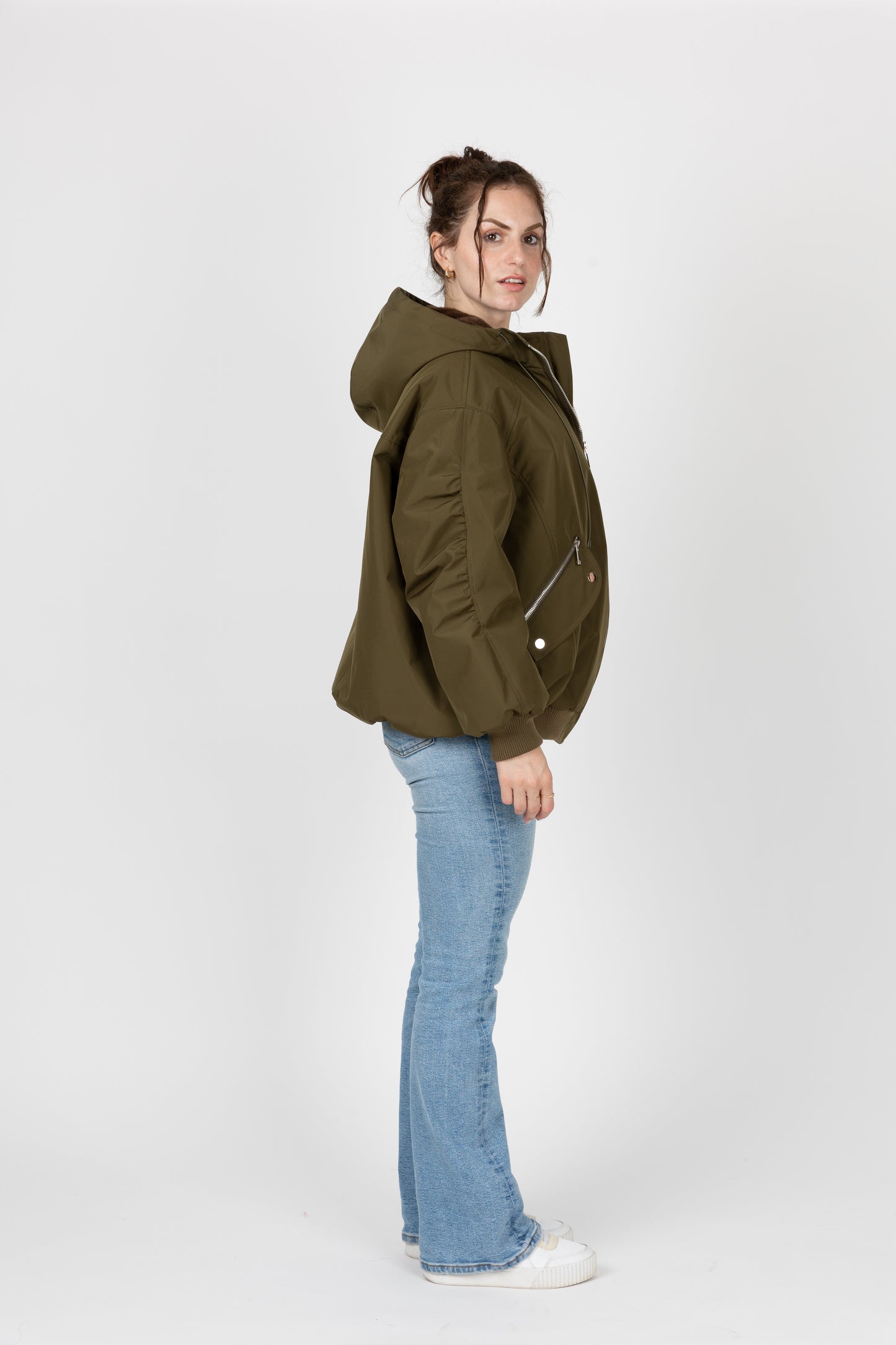 BLOUSON À CAPUCHE AVEC FAUSSE FOURRURE