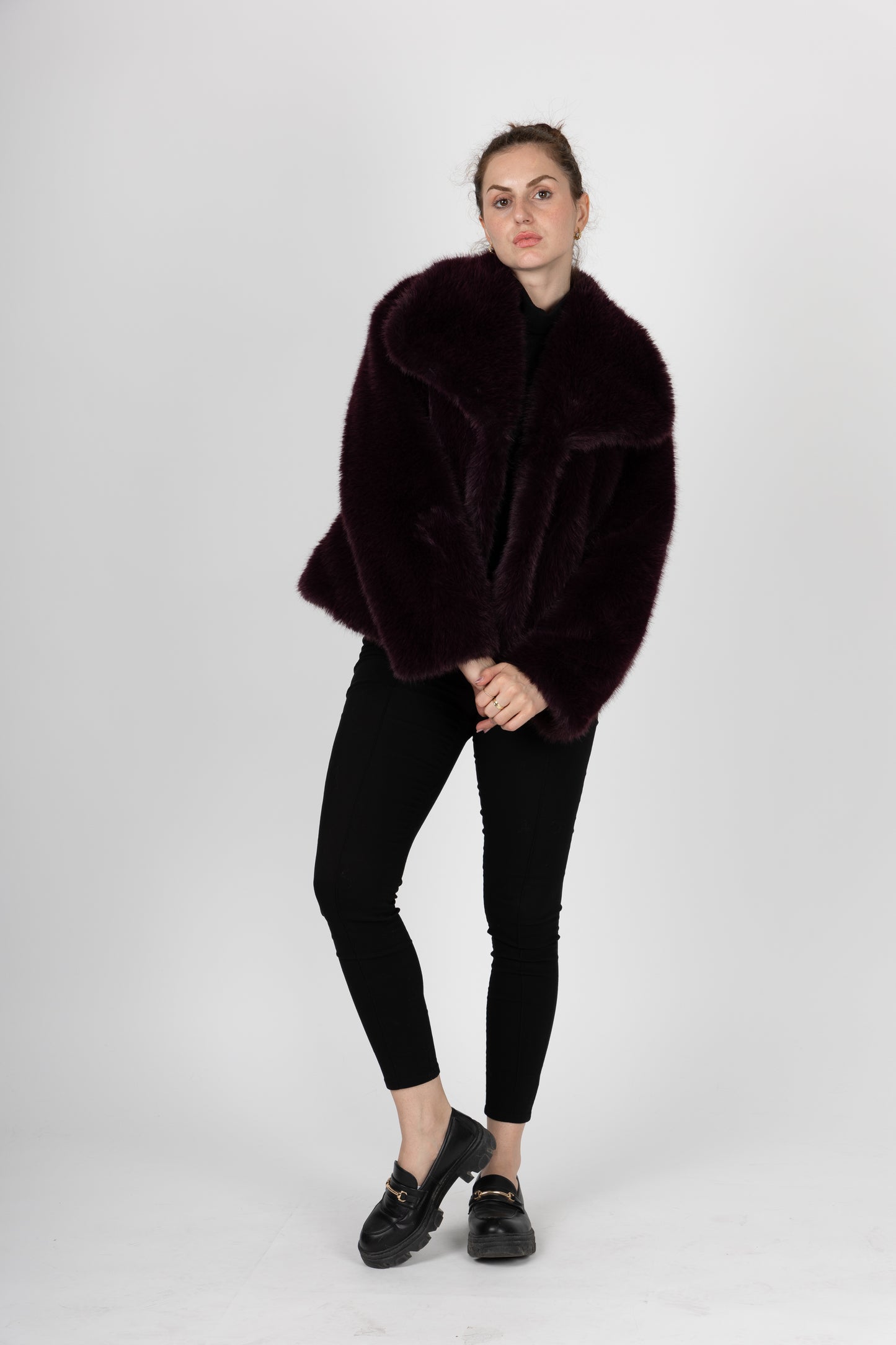 MANTEAU COURT EN FAUSSE FOURRURE
