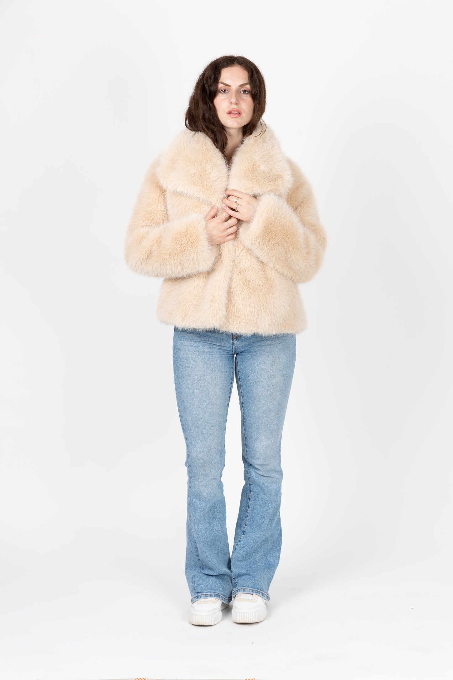 MANTEAU COURT EN FAUSSE FOURRURE