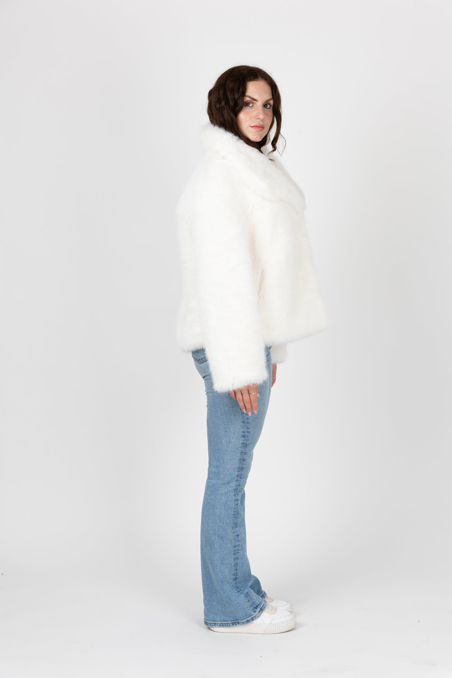 MANTEAU COURT EN FAUSSE FOURRURE