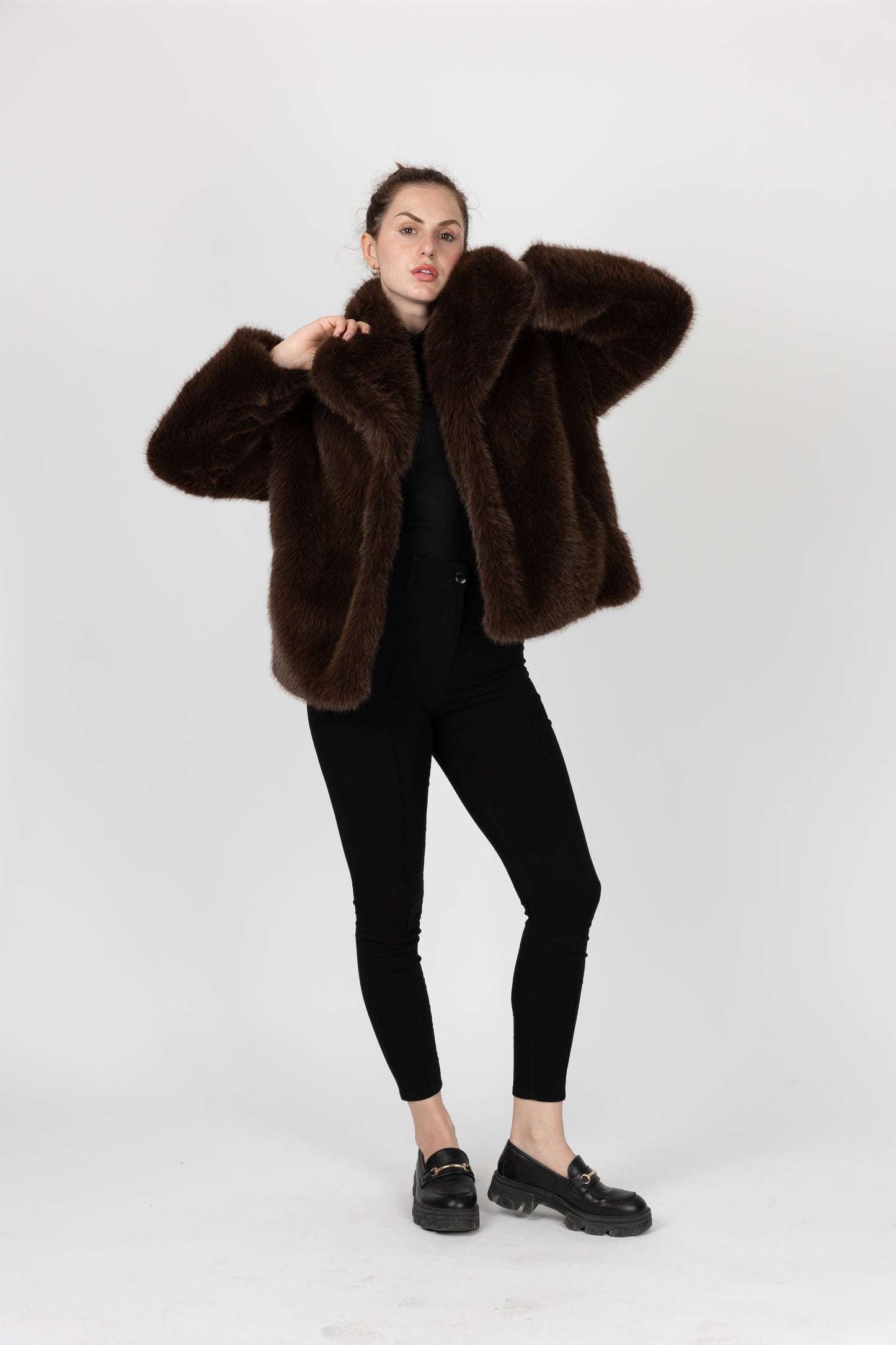 MANTEAU COURT EN FAUSSE FOURRURE