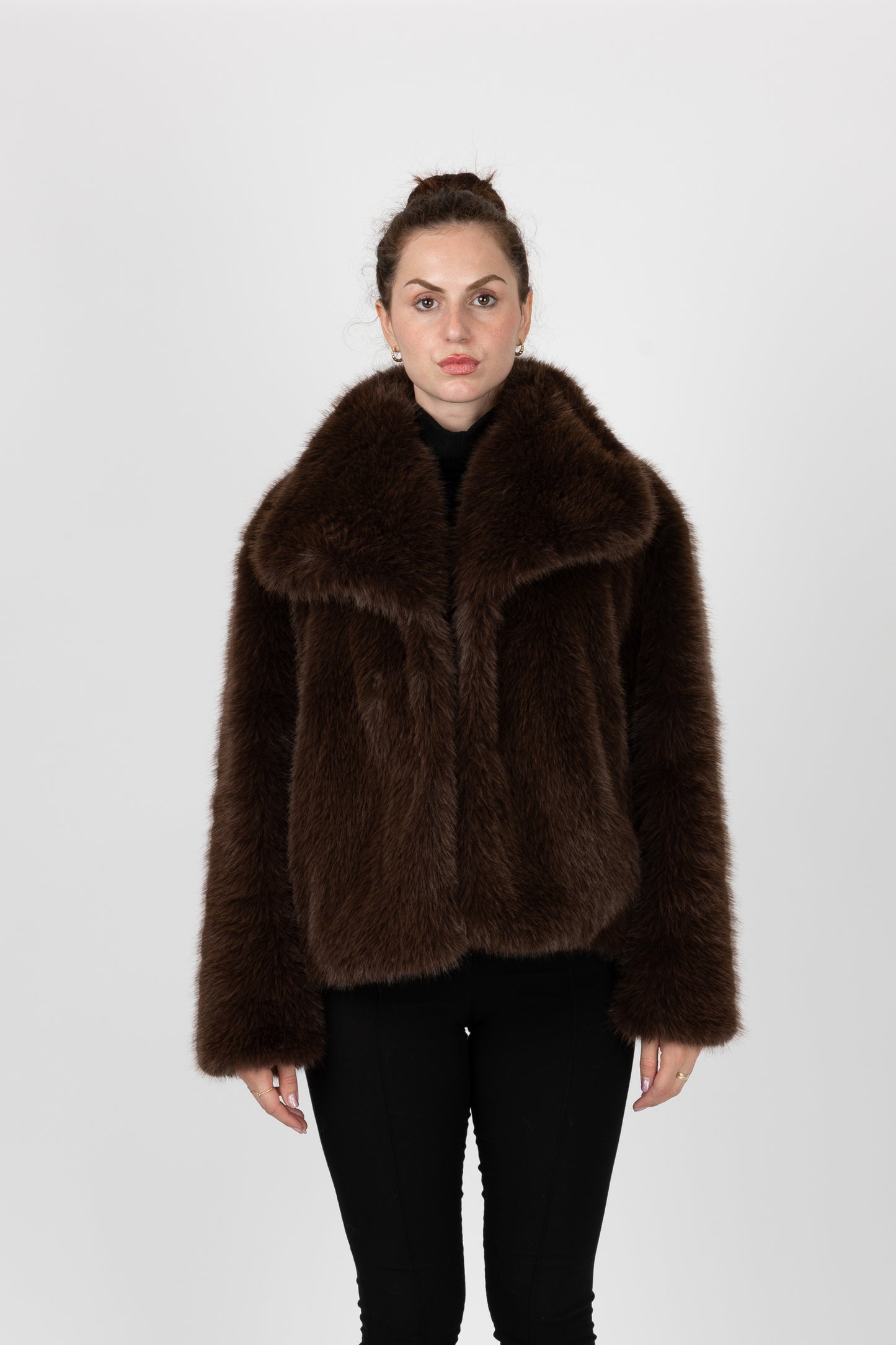 MANTEAU COURT EN FAUSSE FOURRURE