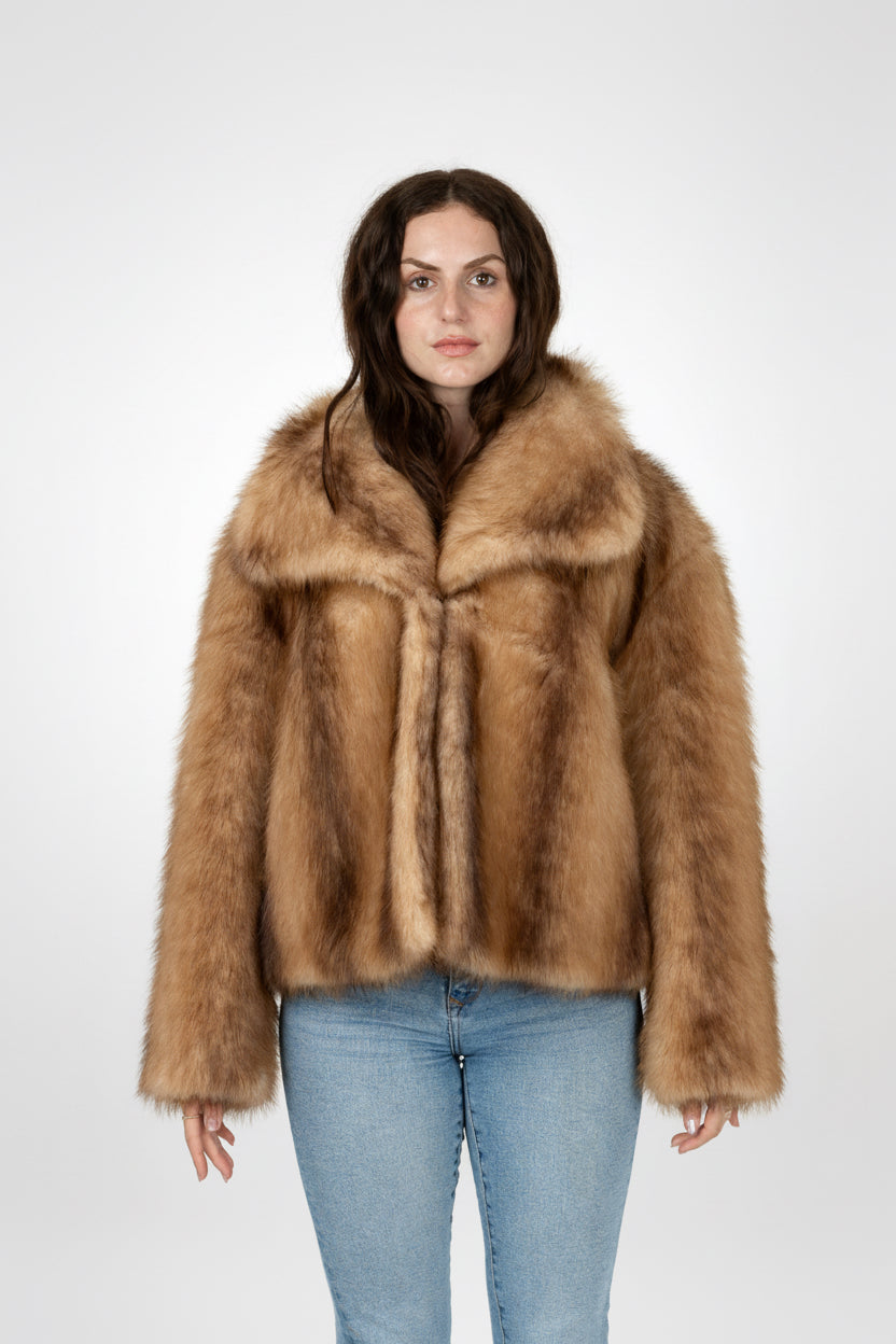 MANTEAU EN FAUSSE FOURRURE