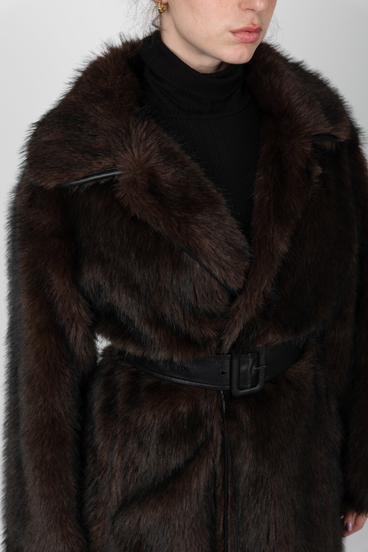 MANTEAU EN FAUSSE FOURRURE AVEC CEINTURE SIMILICUIR