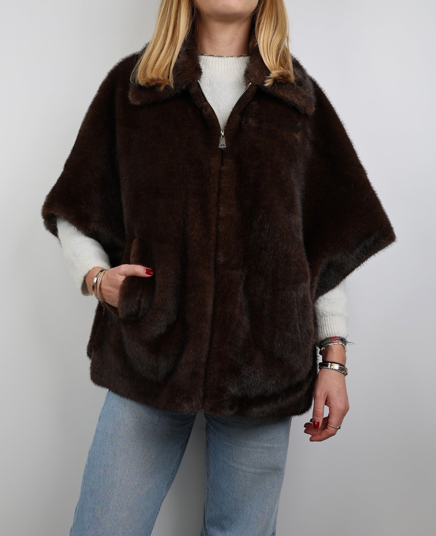 CAPE EN FAUSSE FOURRURE