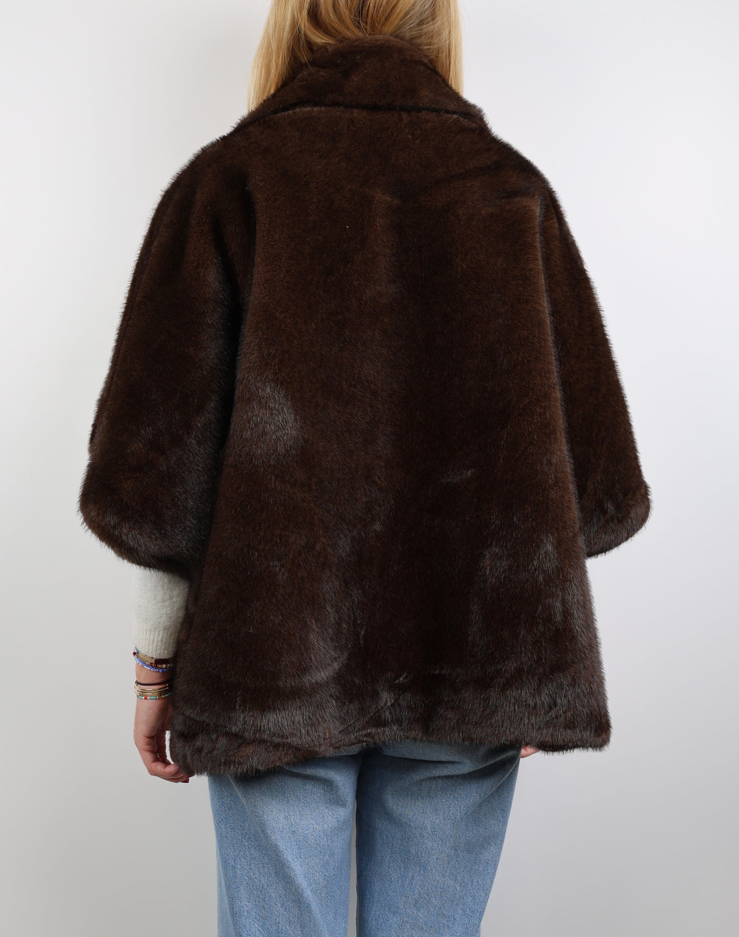 CAPE EN FAUSSE FOURRURE