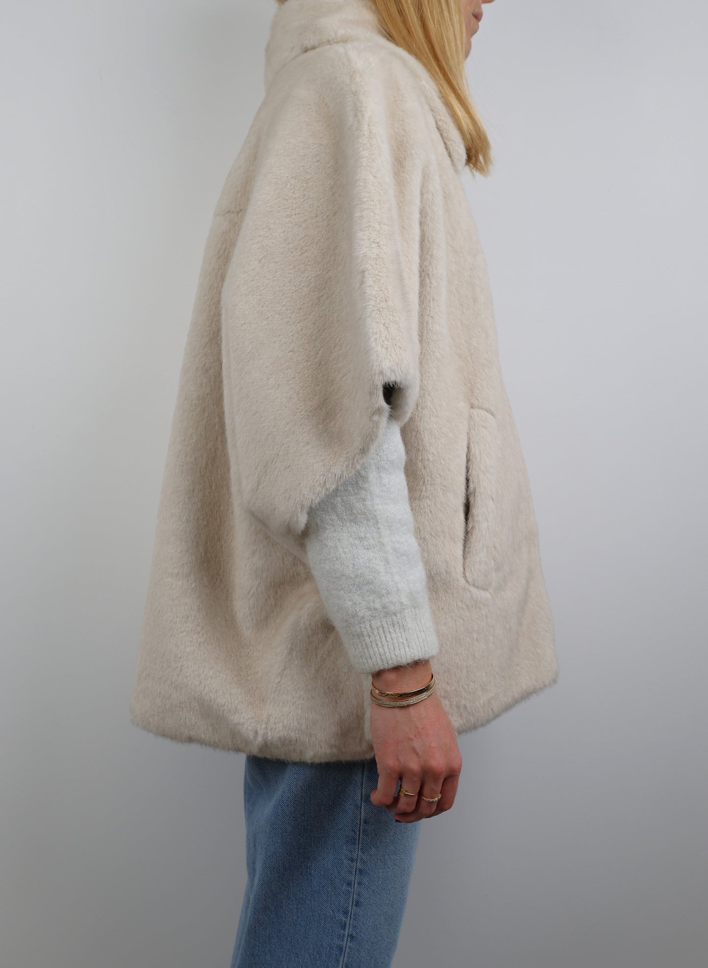 CAPE EN FAUSSE FOURRURE