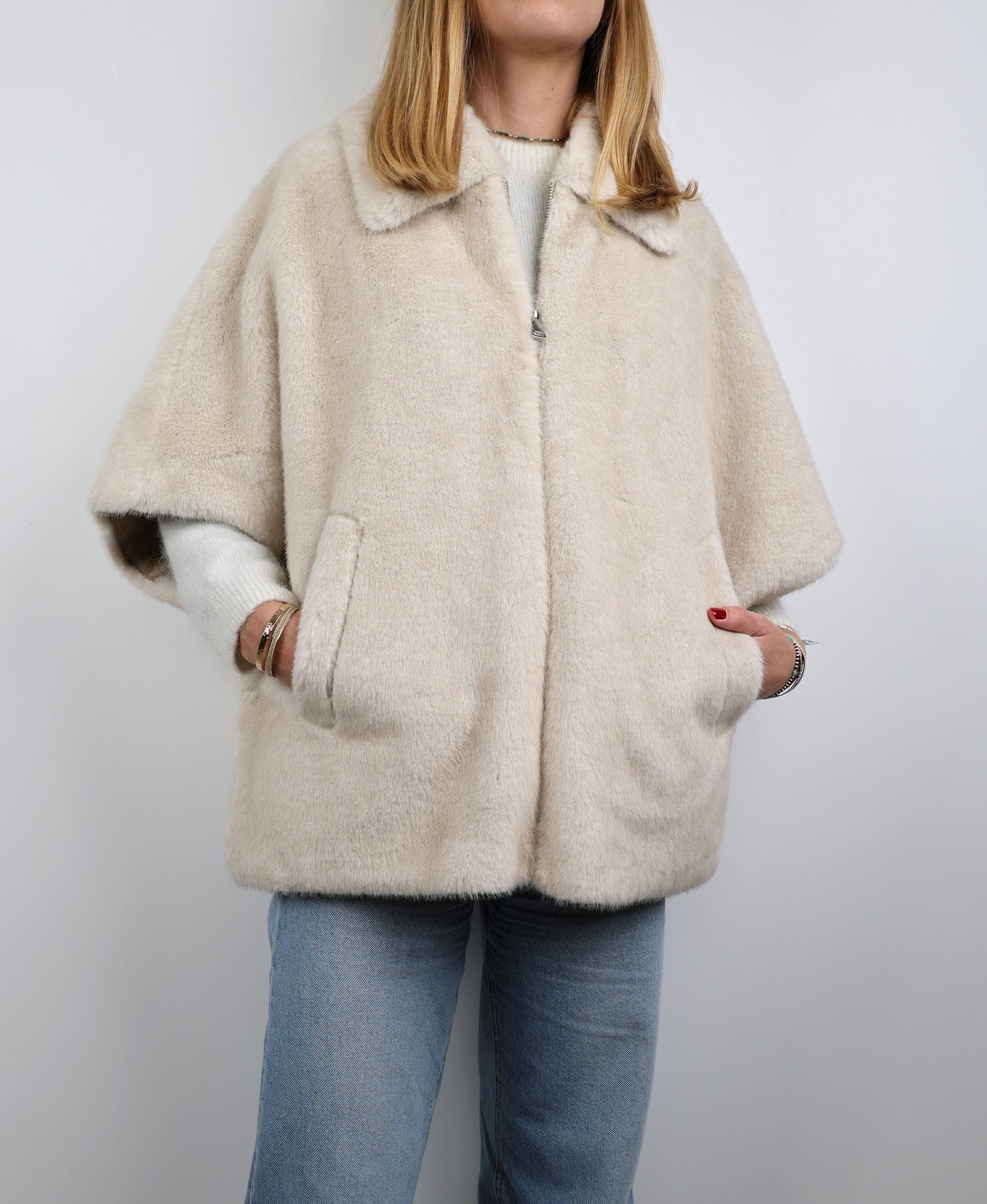 CAPE EN FAUSSE FOURRURE