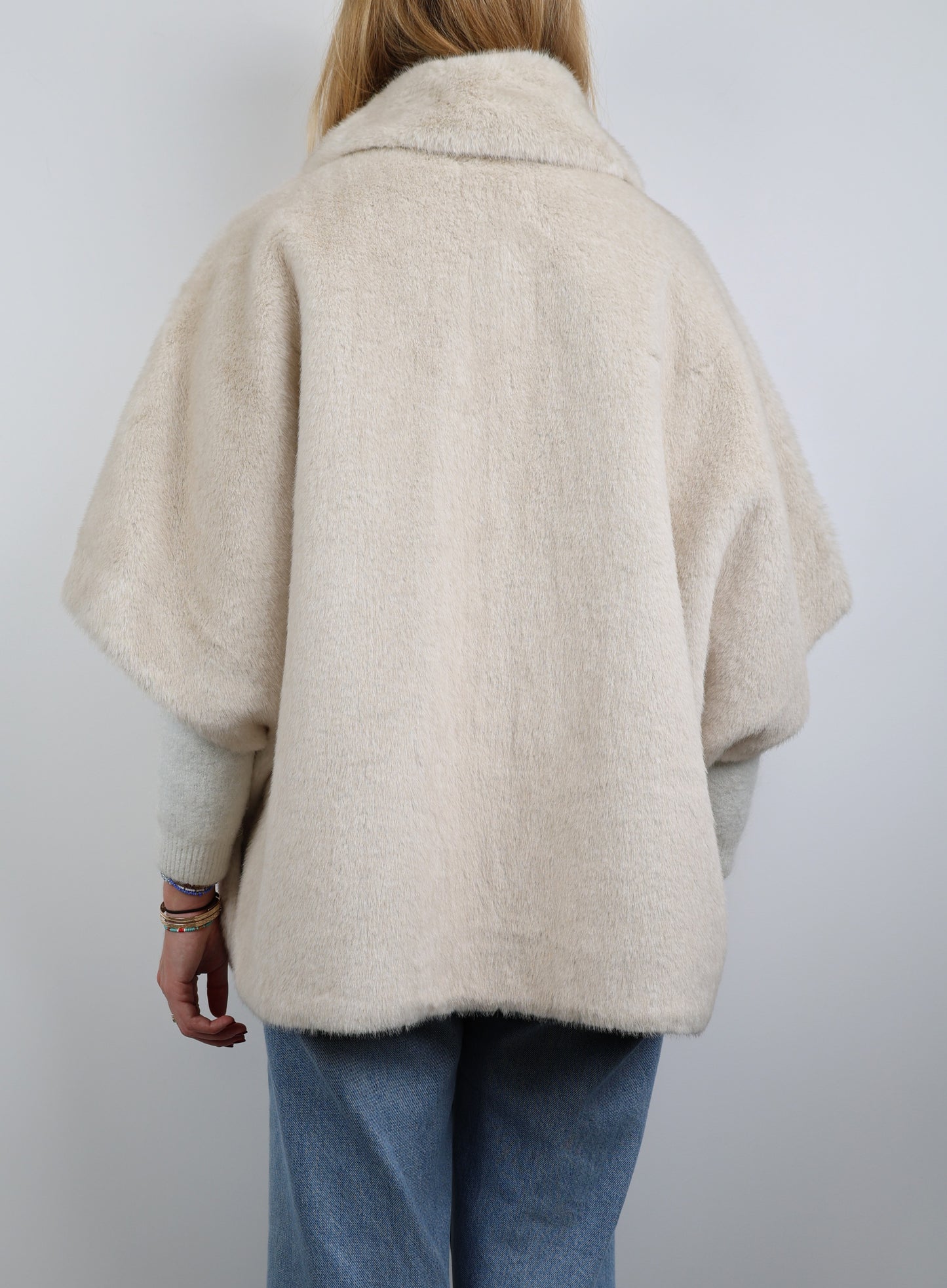 CAPE EN FAUSSE FOURRURE
